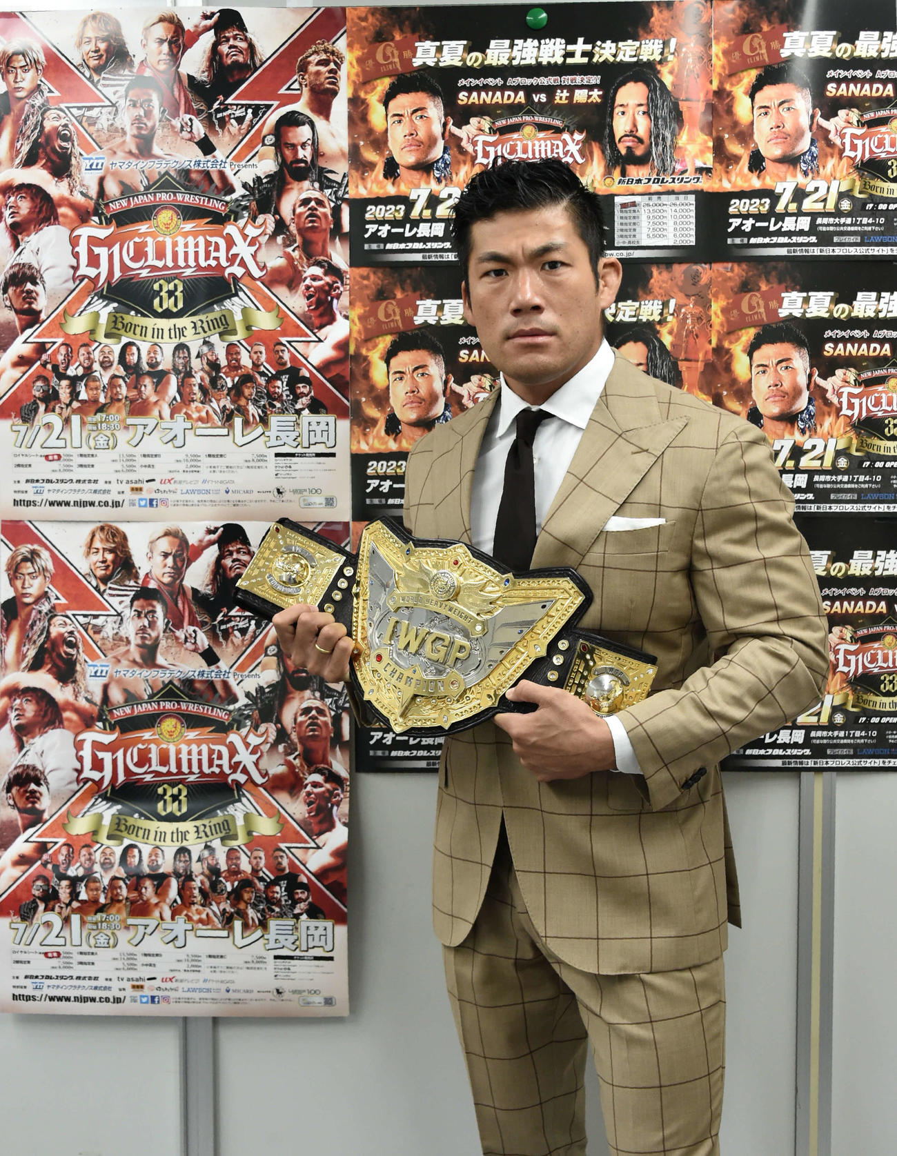 IWGPのベルトを手に、アオーレ長岡での「G1 CLIMAX 33」での必勝を誓うSANADA