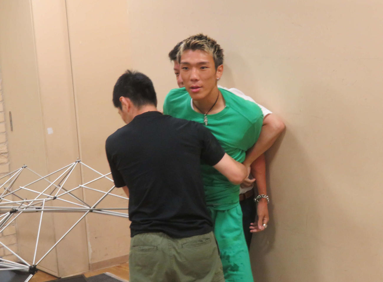 関係者に制止される亀田京之介