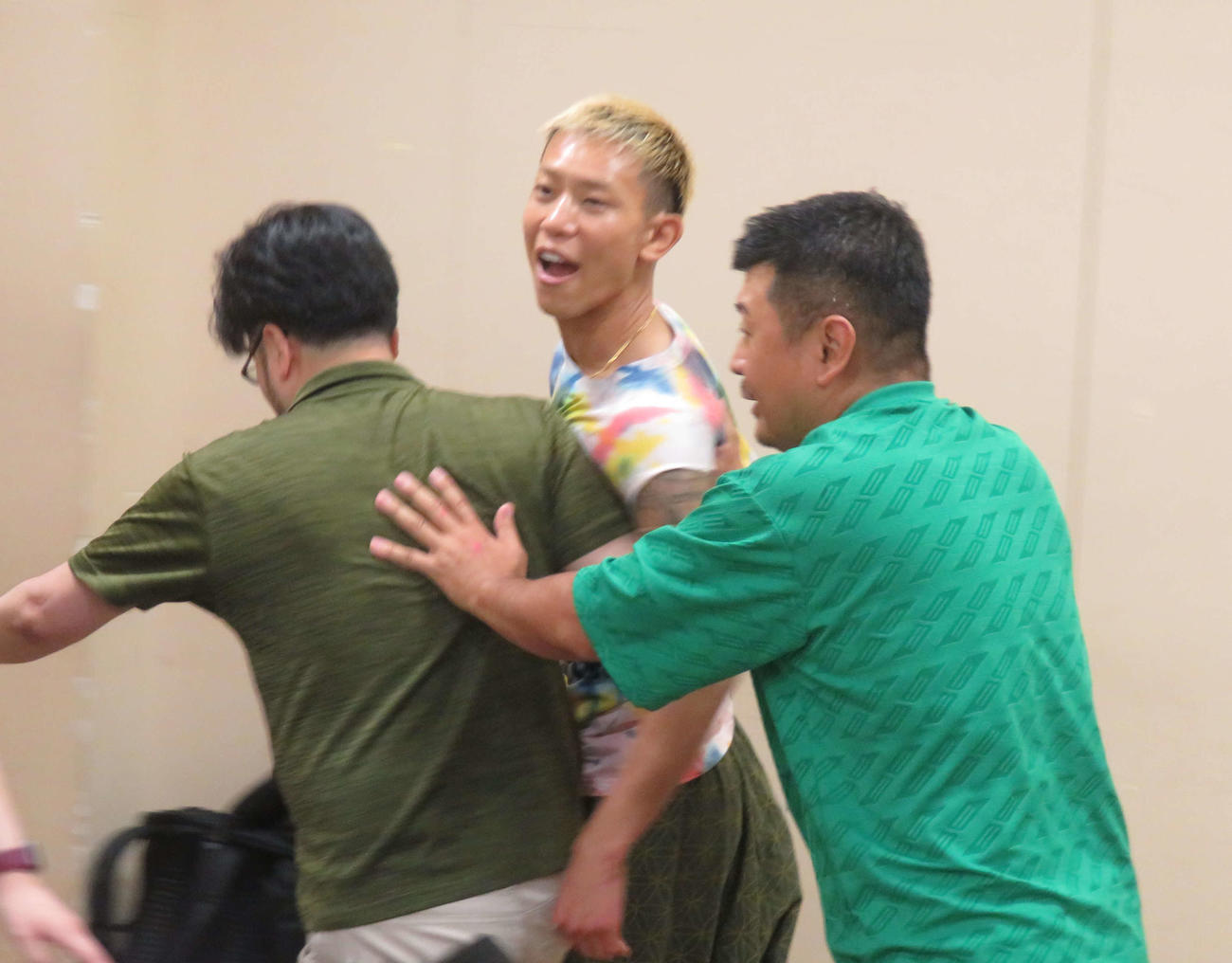 関係者に制止されながら退場する中川麦茶