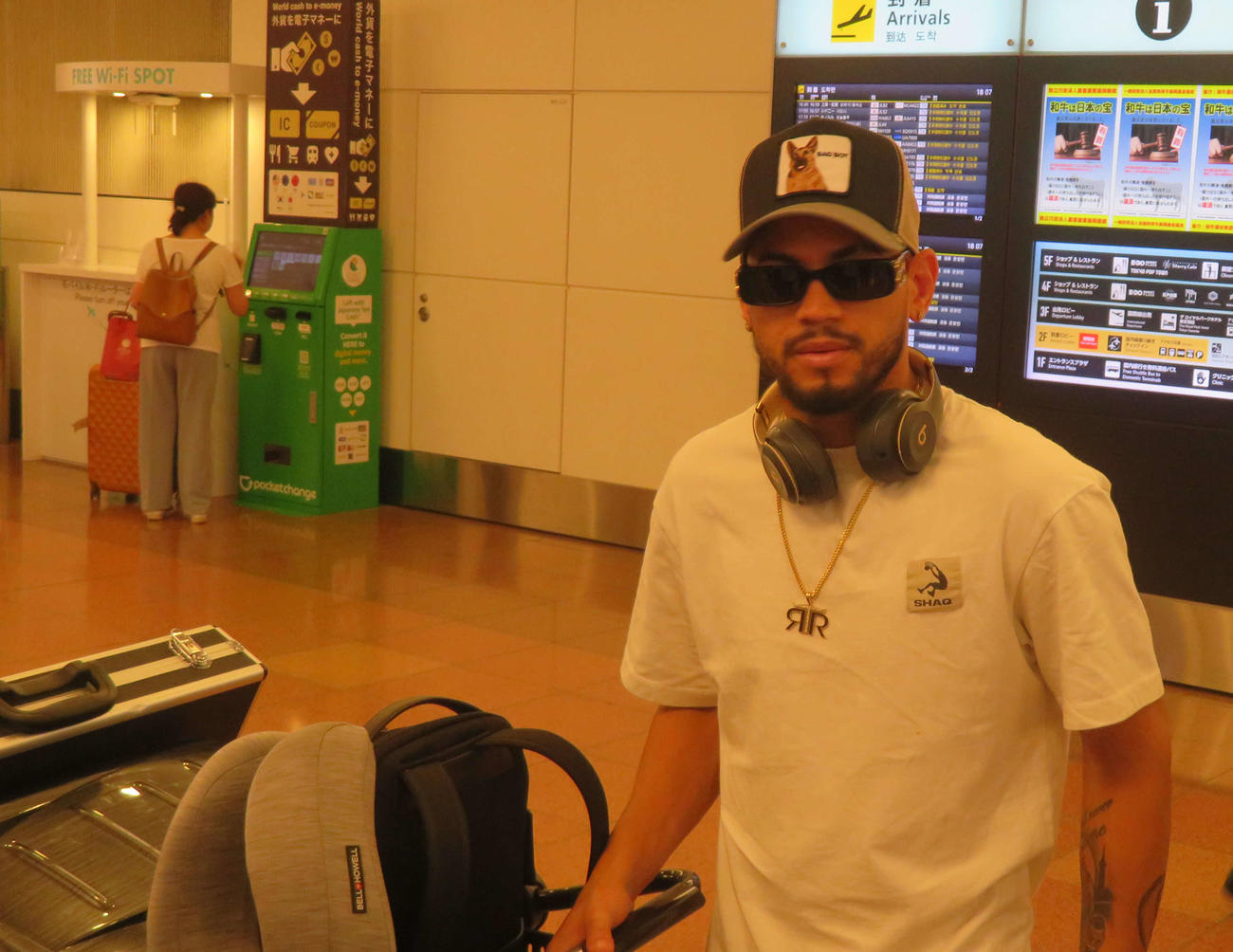 羽田着の航空便で来日したWBO世界フェザー級王者ロベイシ・ラミレス