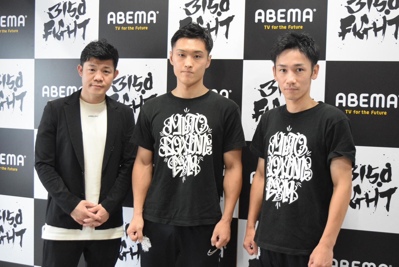 左から）亀田興毅ファウンダー、西田凌佑、武市晃輔・六島ジムチーフトレーナー（撮影・阪口孝志）