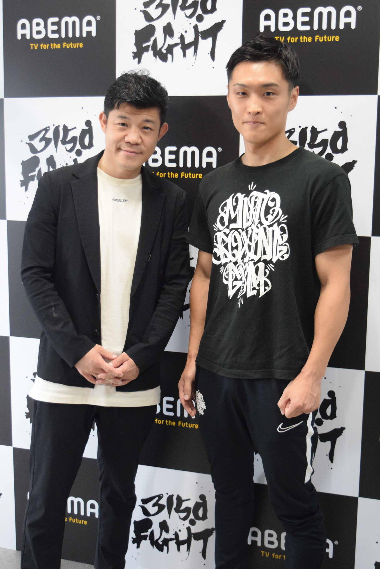 世界タイトル挑戦権獲得に意気込む“ナニワの普通”こと西田凌佑と亀田興毅ファウンダー（左）（撮影・阪口孝志）
