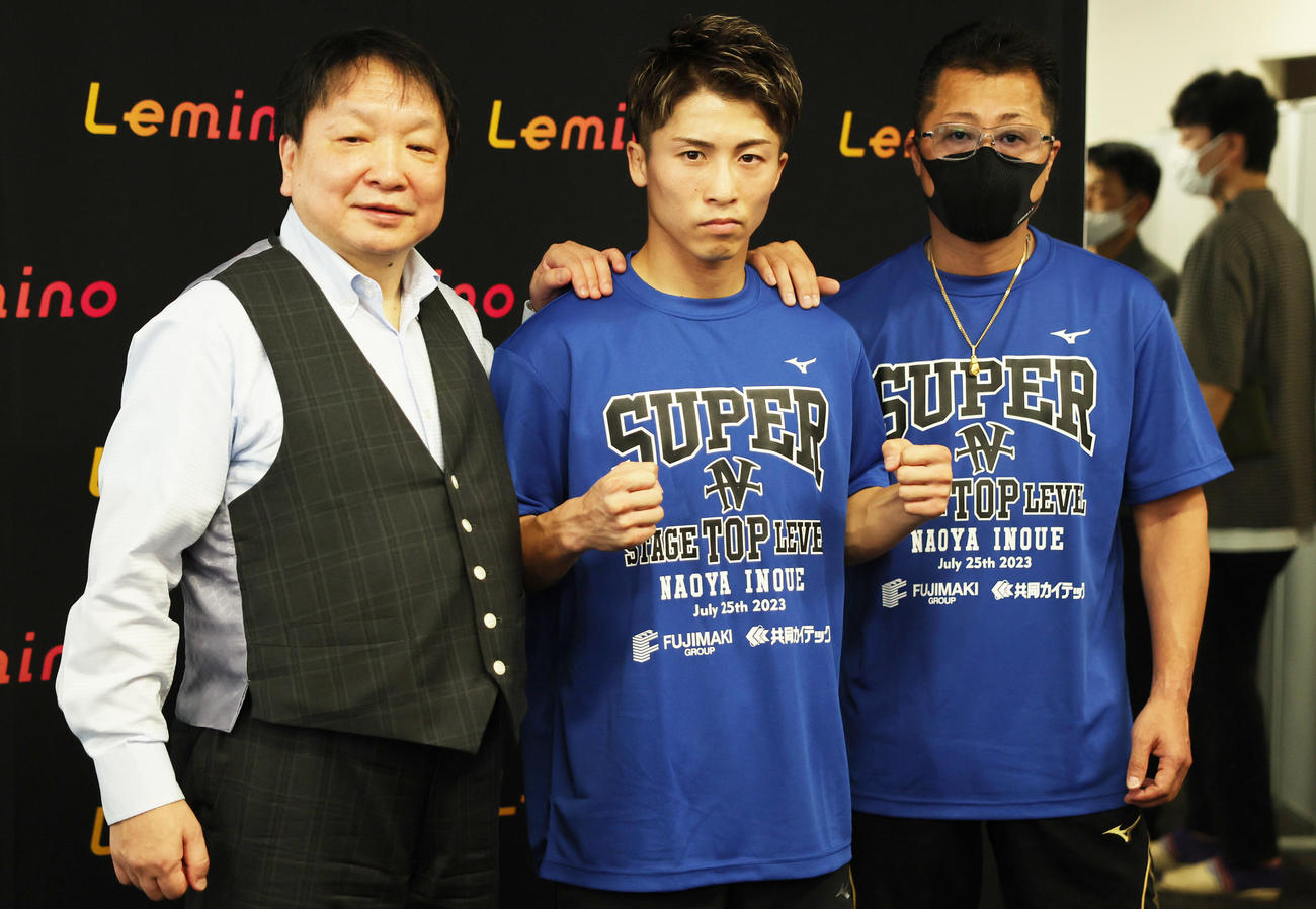 会見でファイティングポーズをとる井上尚弥（中央）。左は大橋ジムの大橋会長、右は父の真吾トレーナー（撮影・野上伸悟）