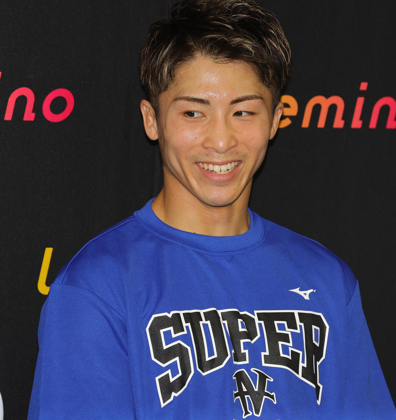 会見で笑顔を見せる井上尚弥（撮影・野上伸悟）