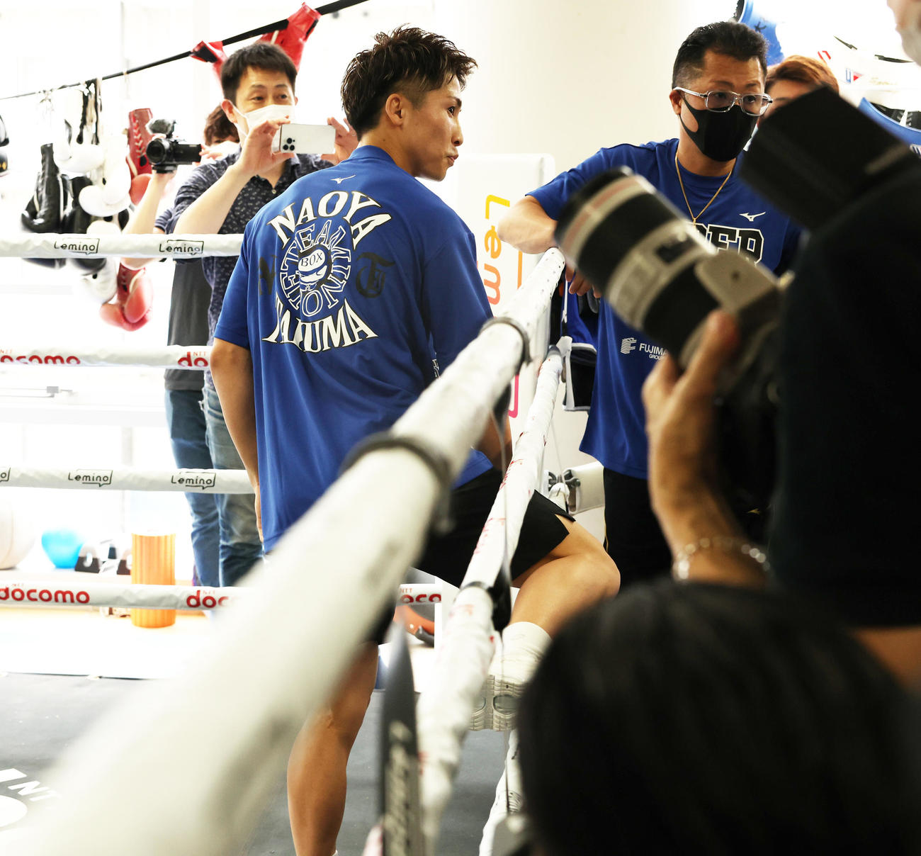 リング上で練習公開を30秒で終えた井上尚弥。右は父の真吾トレーナー（撮影・野上伸悟）