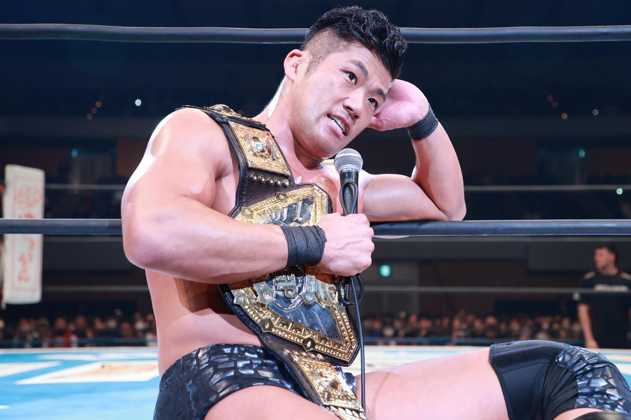 ヒクレオに勝利し、マイクを握るSANADA（新日本プロレス提供）
