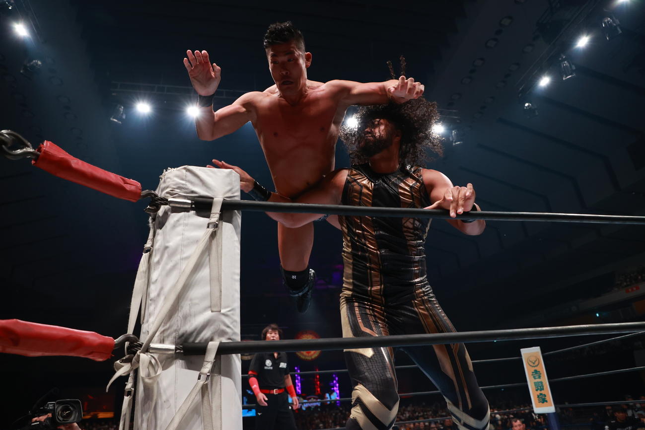 ヒクレオとコーナー際でやり合うSANADA（新日本プロレス提供）