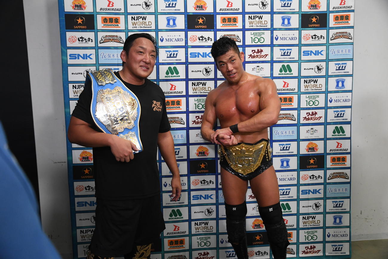 同じJust 5 Guysのタイチ（左）とバックステージに登場したSANADA（新日本プロレス提供）
