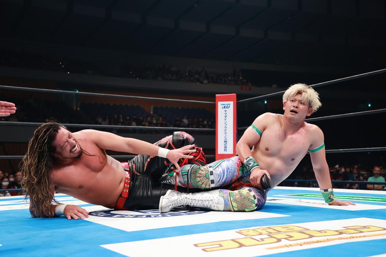 辻陽太に関節を極める清宮海斗（左から2人目）（新日本プロレス提供）