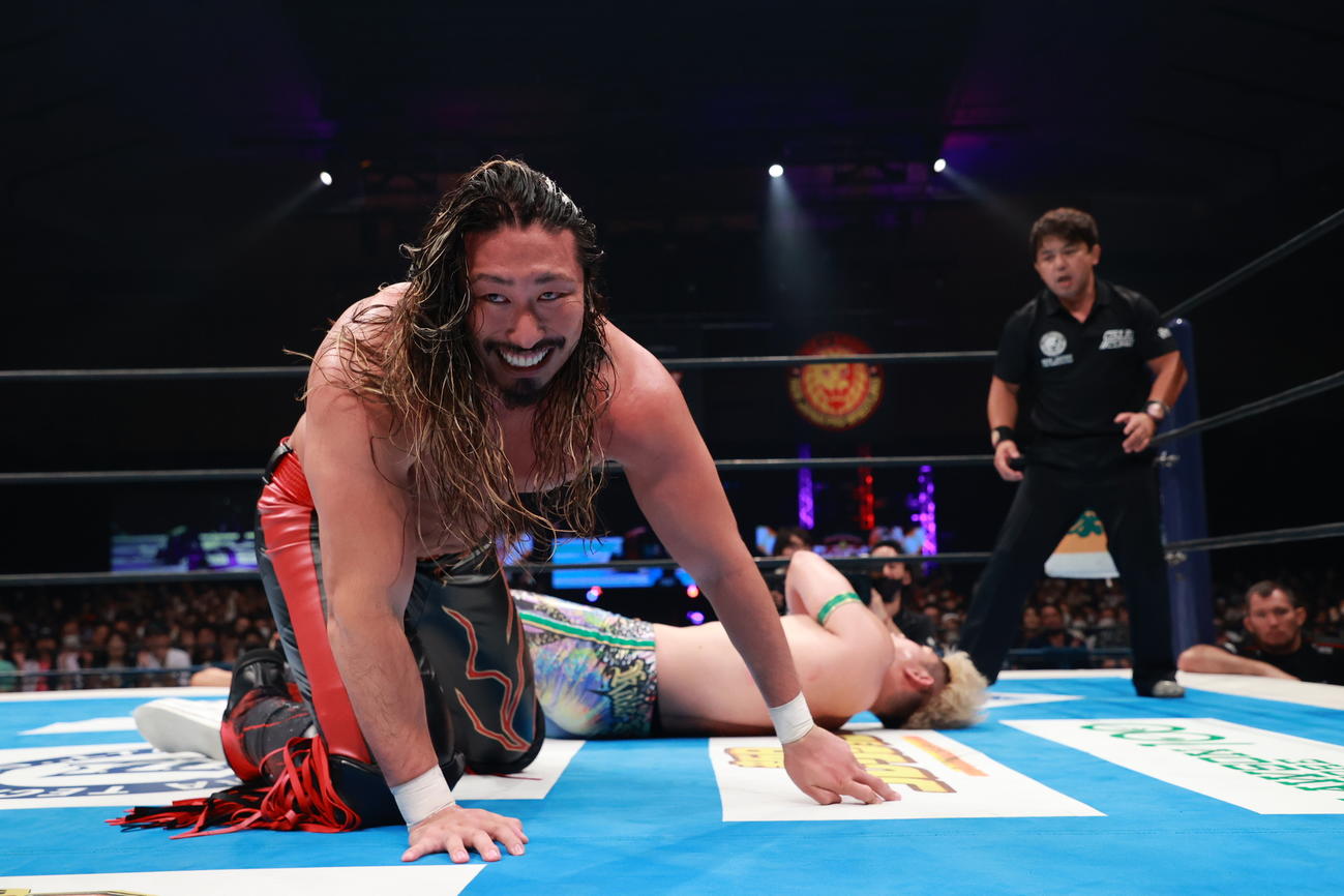 清宮海斗（左から2人目）を尻目に、不気味な笑顔を見せつける辻陽太（新日本プロレス提供）
