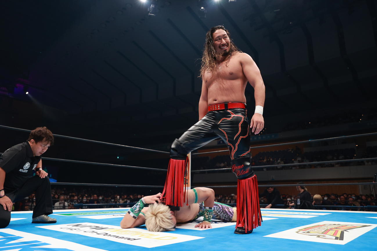 清宮海斗（左から2人目）を踏みつける辻陽太（新日本プロレス提供）