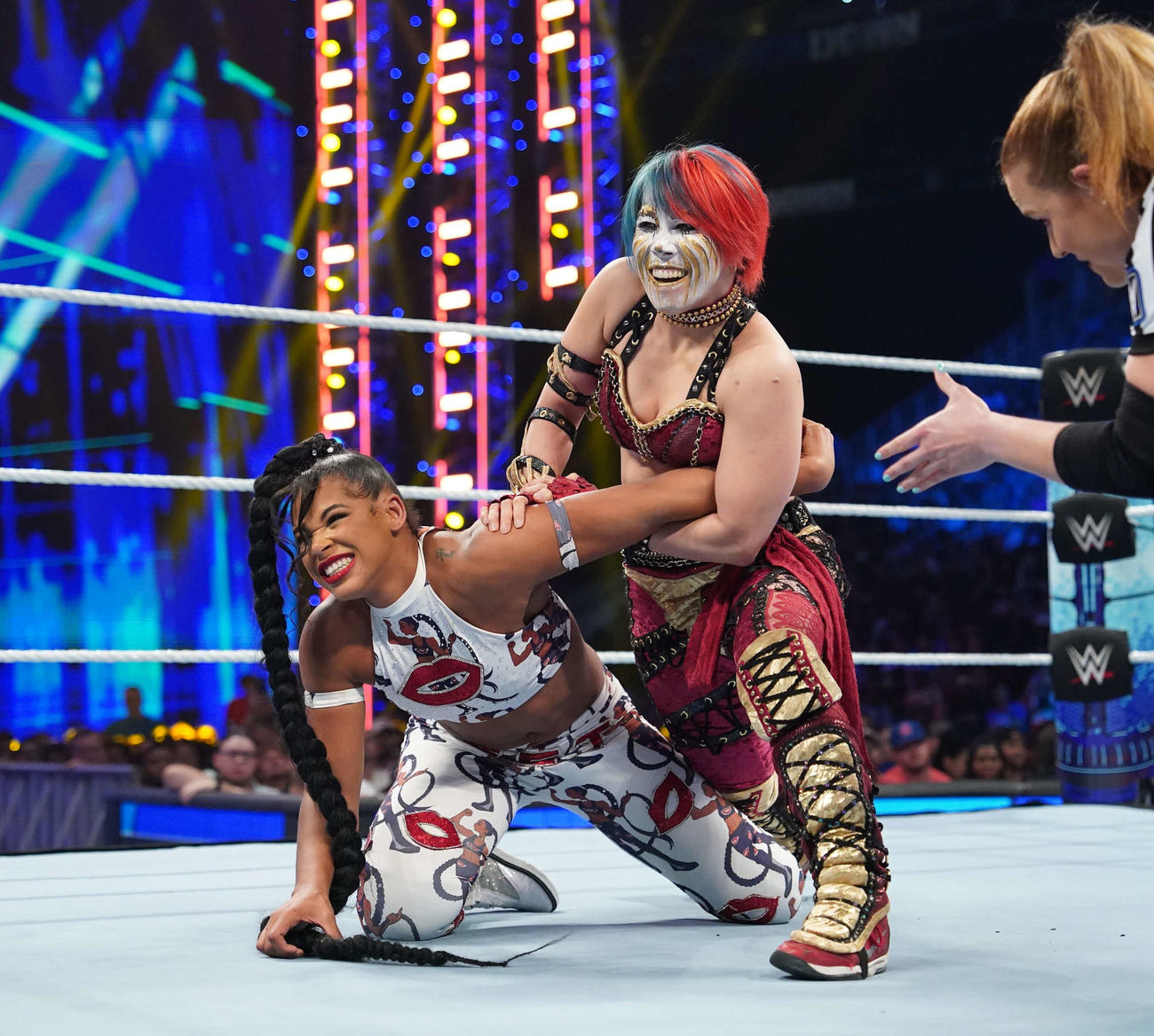 挑戦者ビアンカ・ブレア（左）を関節技で攻めるWWE女子王者アスカコピーライト2023 WWE, Inc. All Rights Reserved.