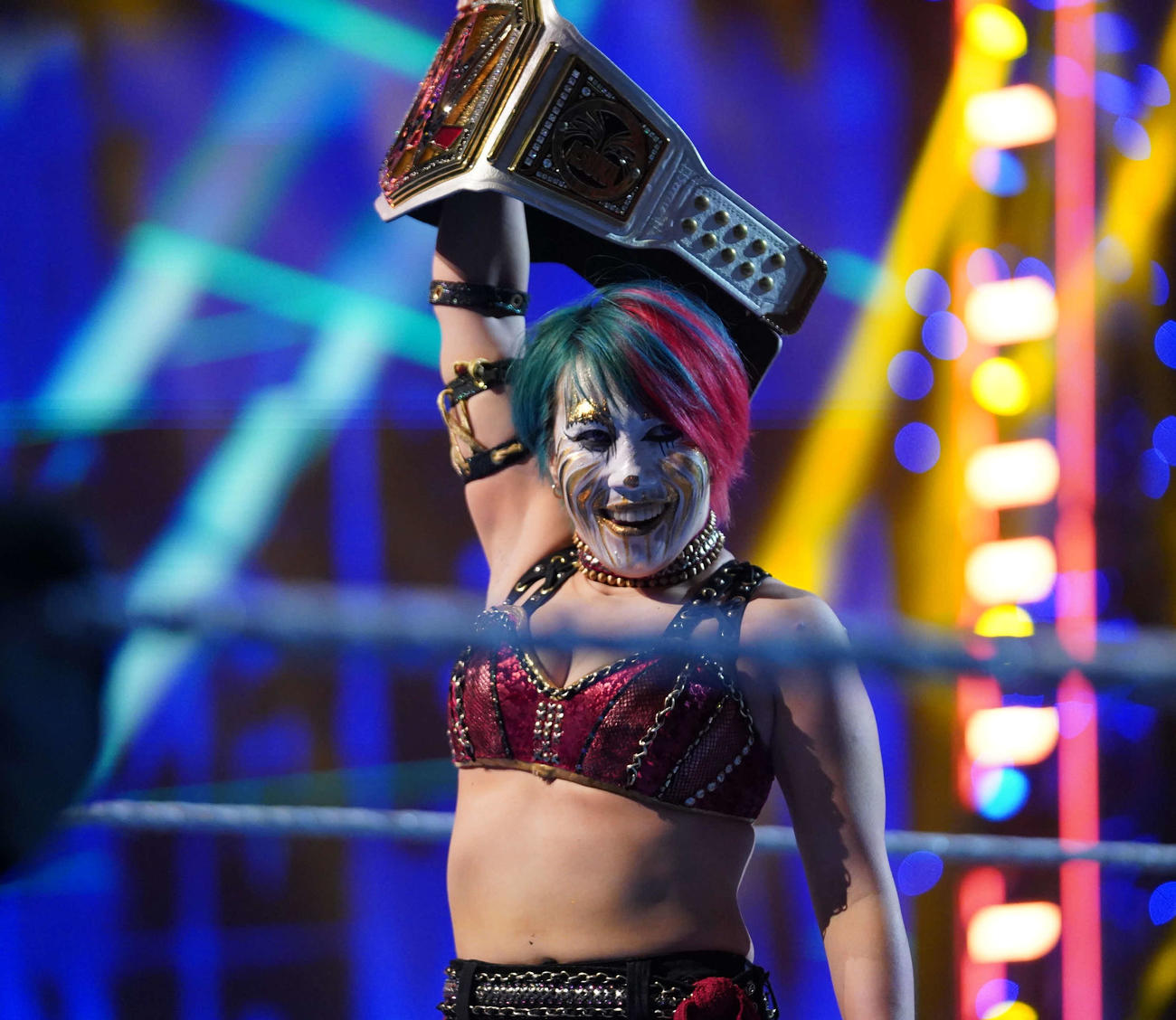 WWE女子王座ベルトを高々を掲げる王者アスカコピーライト2023 WWE, Inc. All Rights Reserved.