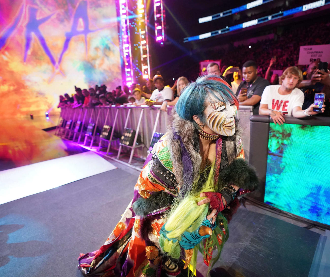 WWE女子王座戦にむけて花道から入場した王者アスカコピーライト2023 WWE, Inc. All Rights Reserved.