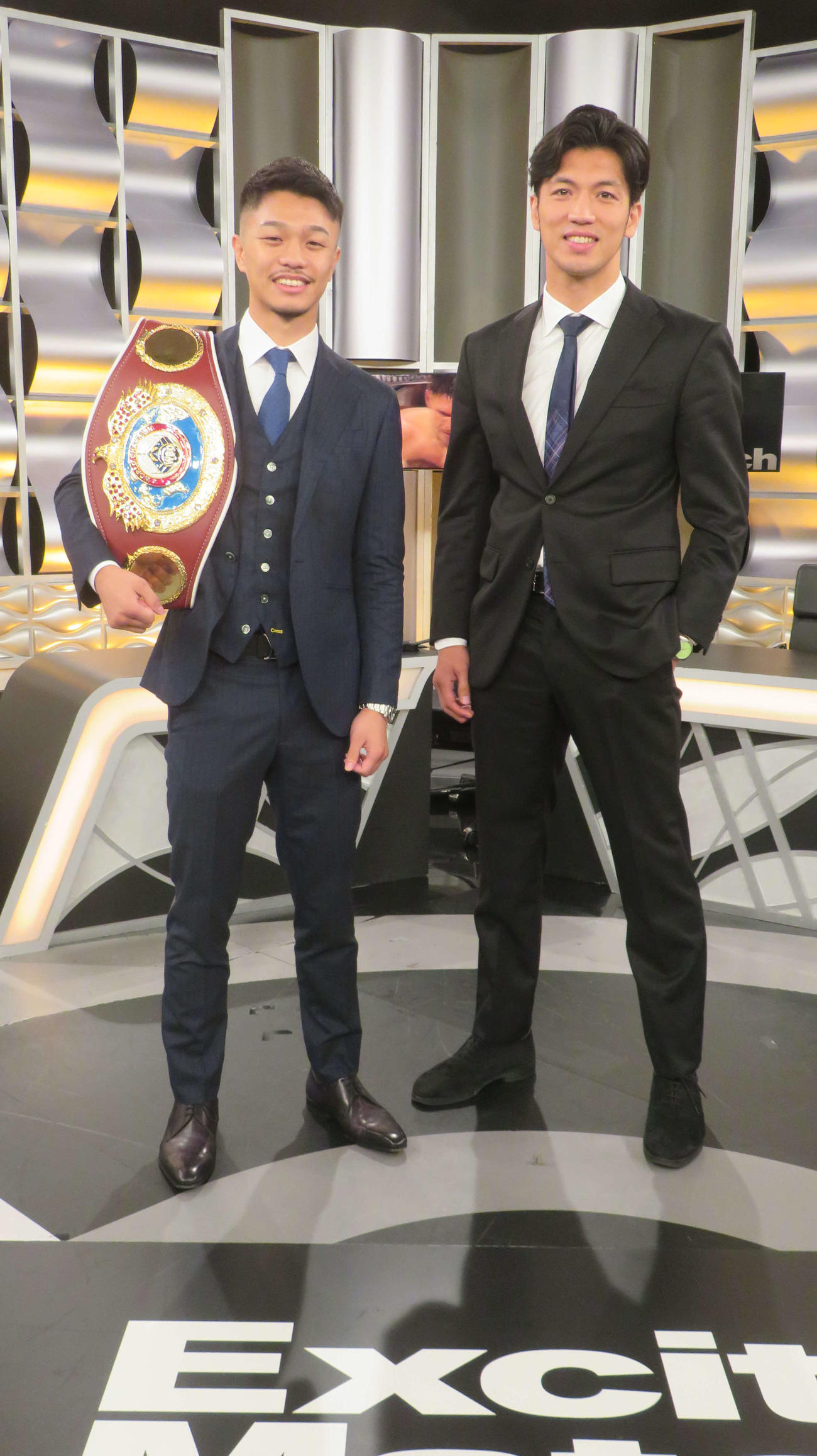 WOWOWエキサイトマッチのゲストで共演したWBO世界スーパーフライ級王者中谷潤人（左）と元WBA世界ミドル級スーパー王者村田諒太氏