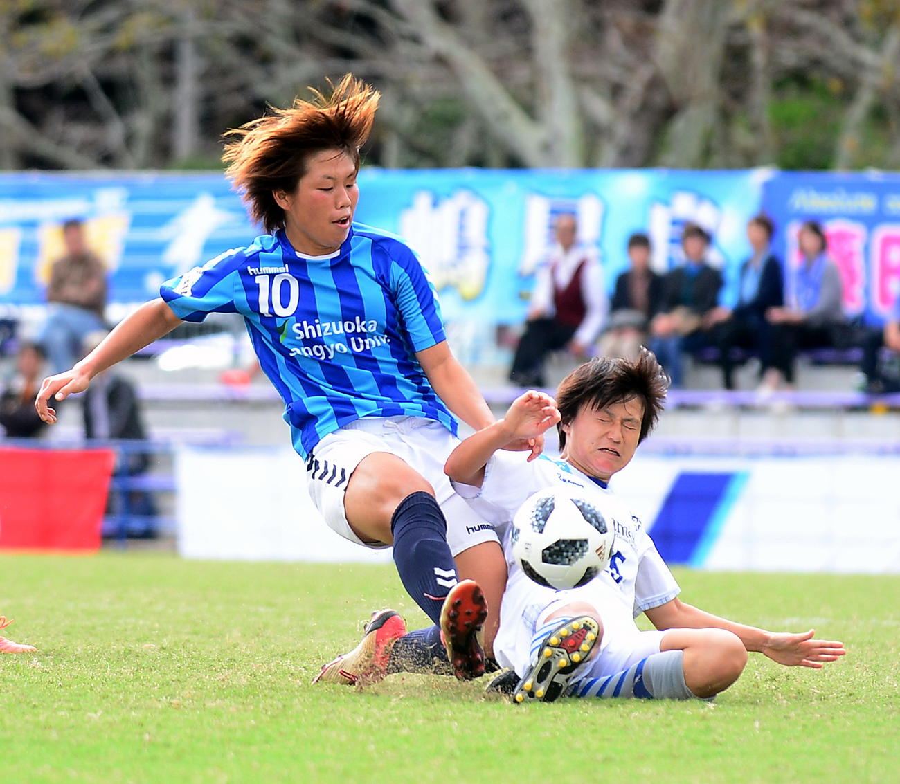 シュートをブロックされる堀江美月（左）（2018年10月14日撮影）