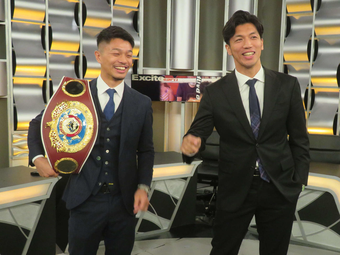 WOWOWのエキサイトマッチ収録に参加したWBO世界スーパーフライ級王者中谷潤人（左）と元WBA世界ミドル級スーパー王者村田諒太氏