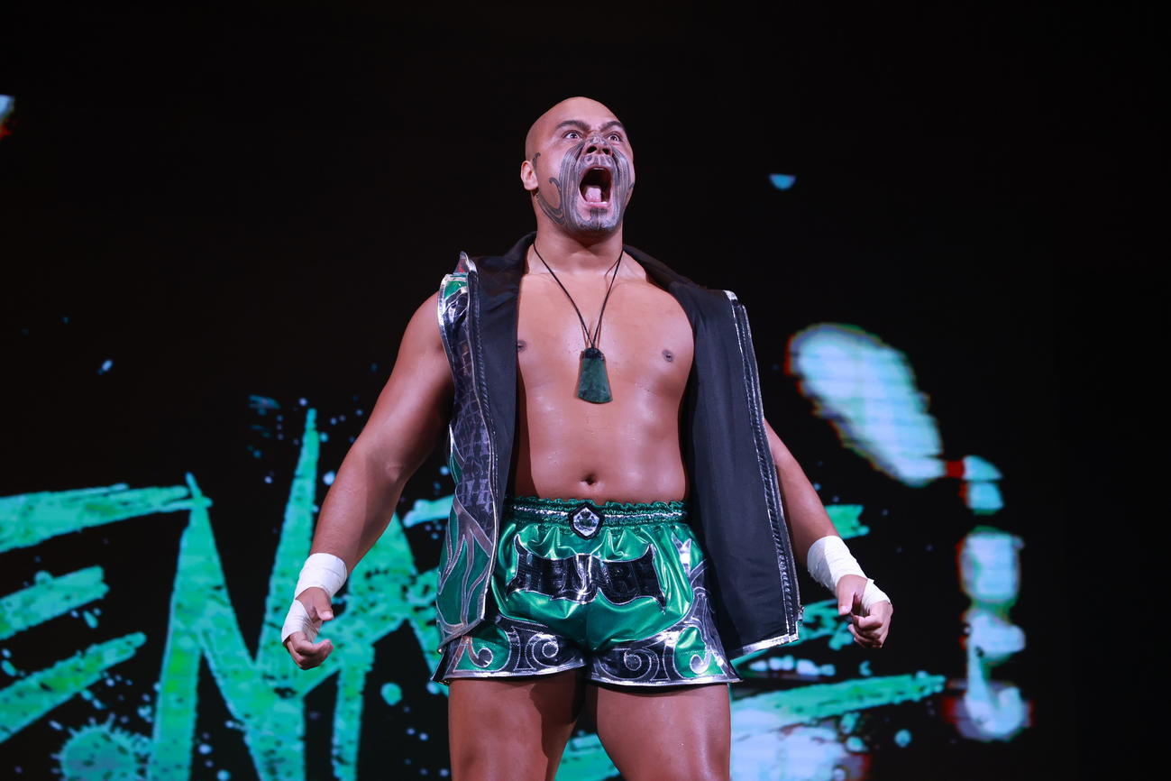 新たに顔面にマオリ族を象徴とするタトゥーを刻んだアーロン・ヘナーレ（新日本プロレス提供）