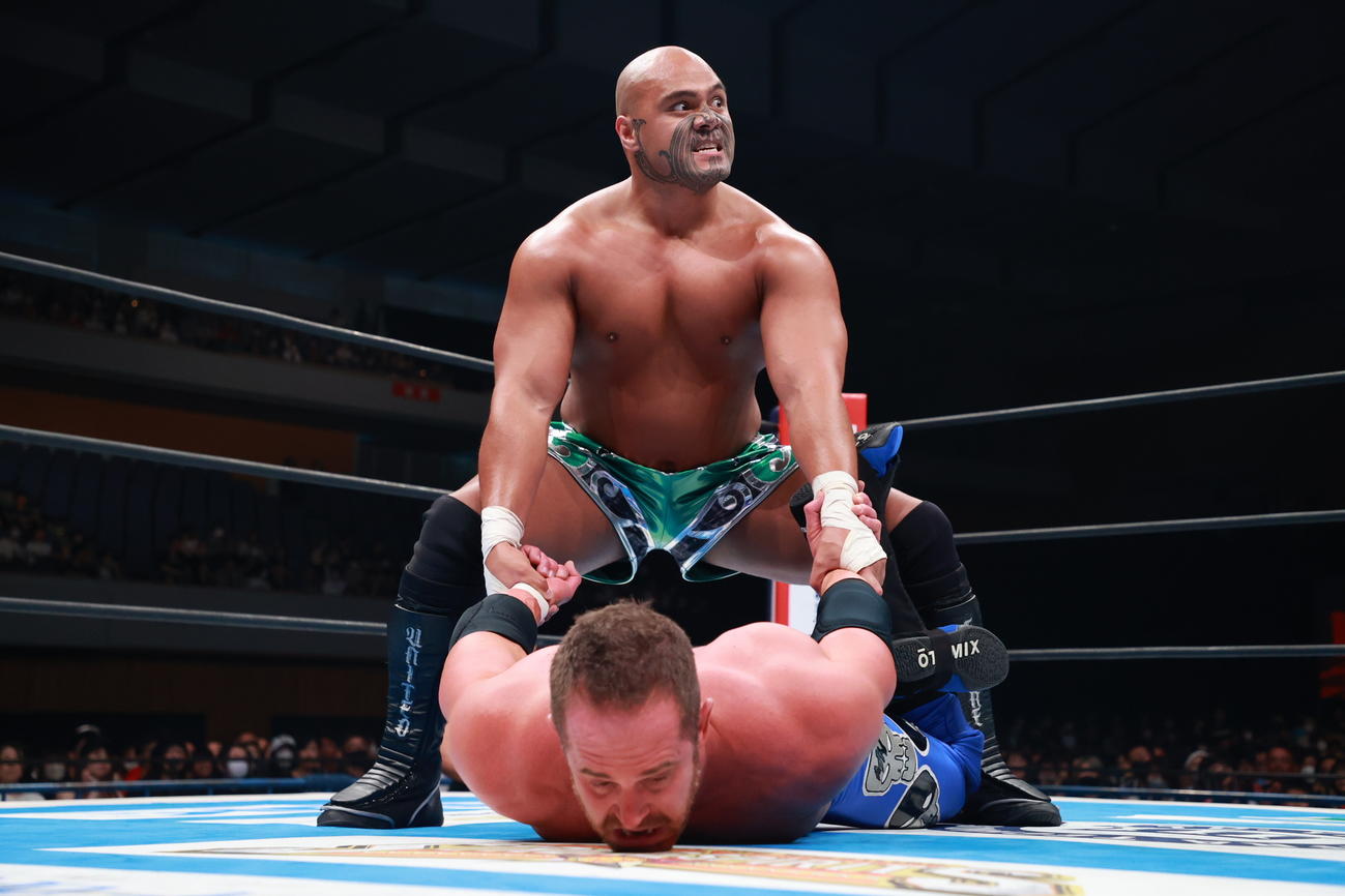 マイキー・ニコルスを極める、新たに顔面にマオリ族を象徴とするタトゥーを刻んだアーロン・ヘナーレ（新日本プロレス提供）