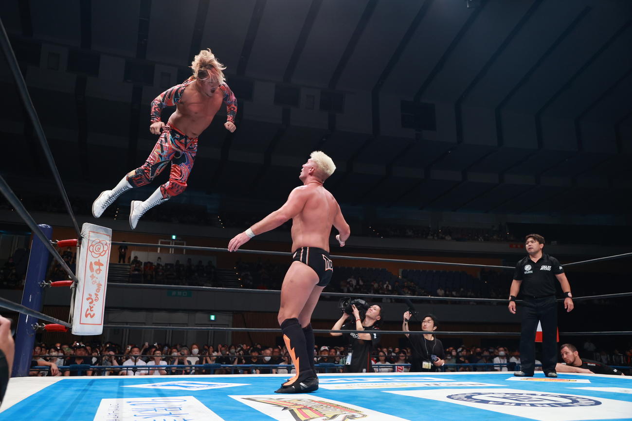 ザック・セイバーJr．にコーナートップから攻撃する棚橋弘至（新日本プロレス提供）