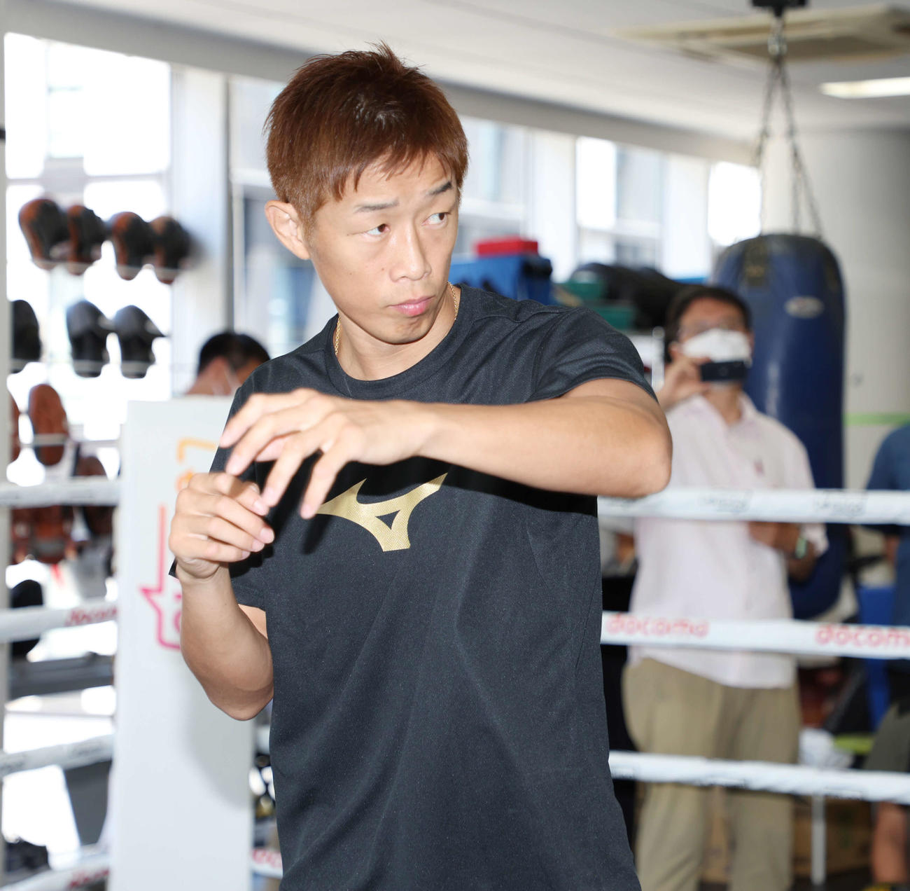 公開練習でシャドーボクシングをする清水（撮影・宮地輝）