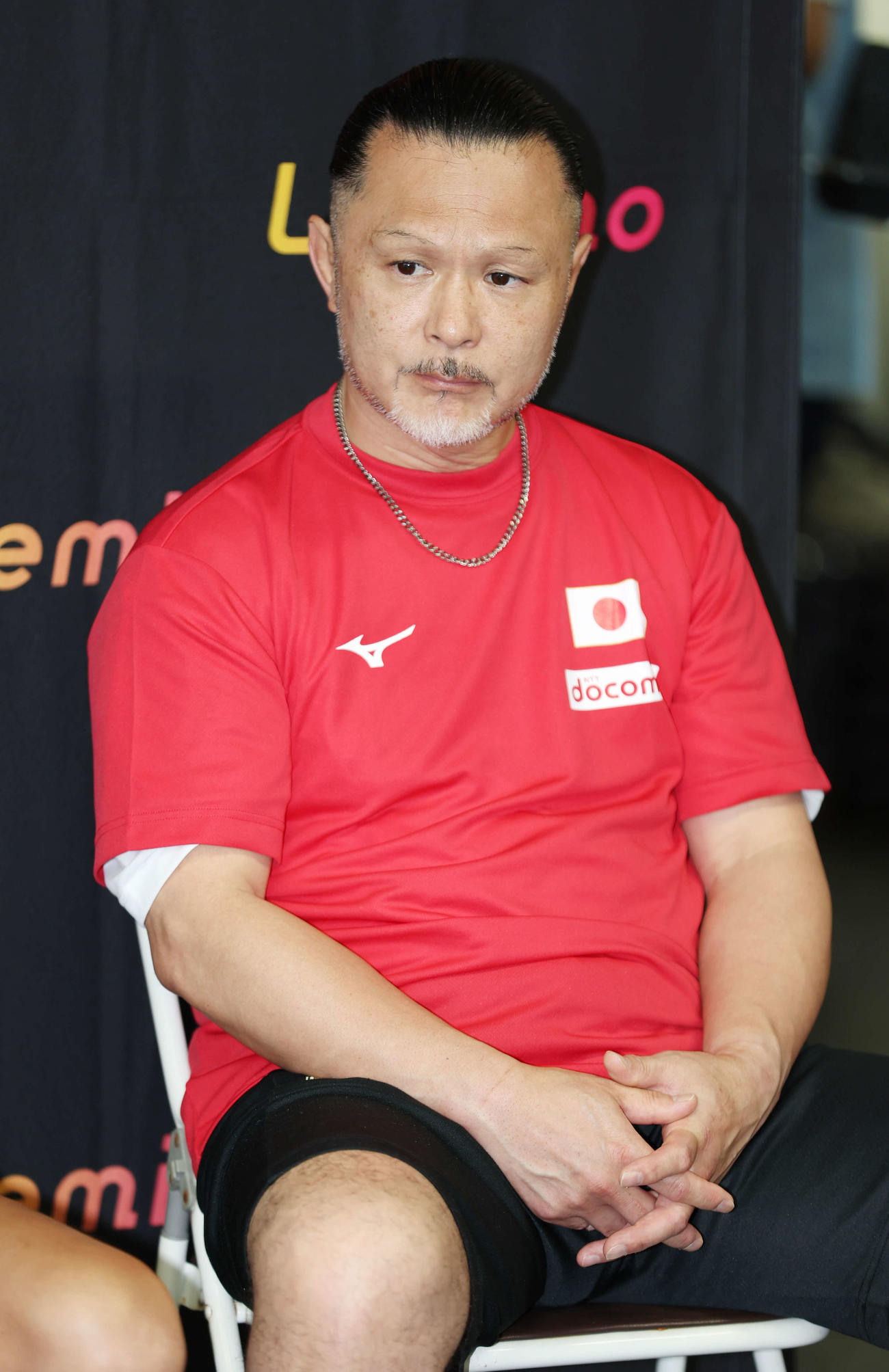 取材に応じる松本トレーナー（撮影・宮地輝）