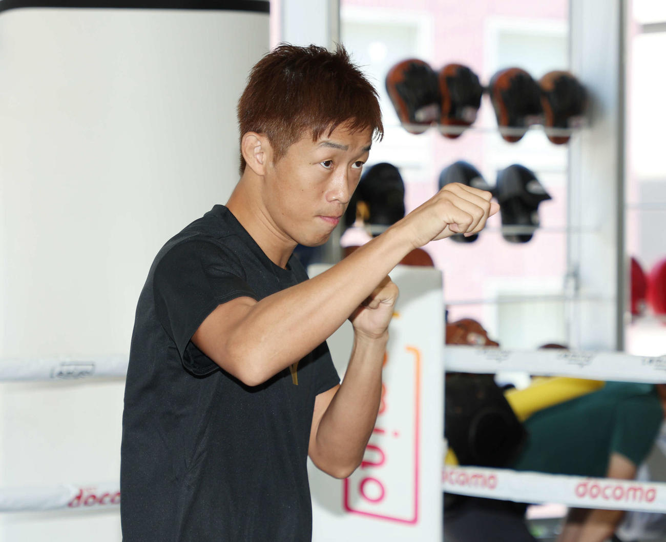 公開練習でシャドーボクシングをする清水（撮影・宮地輝）