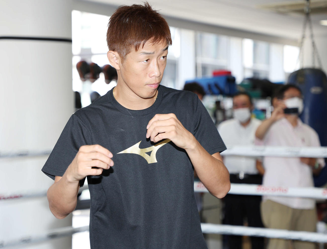 公開練習でシャドーボクシングをする清水（撮影・宮地輝）