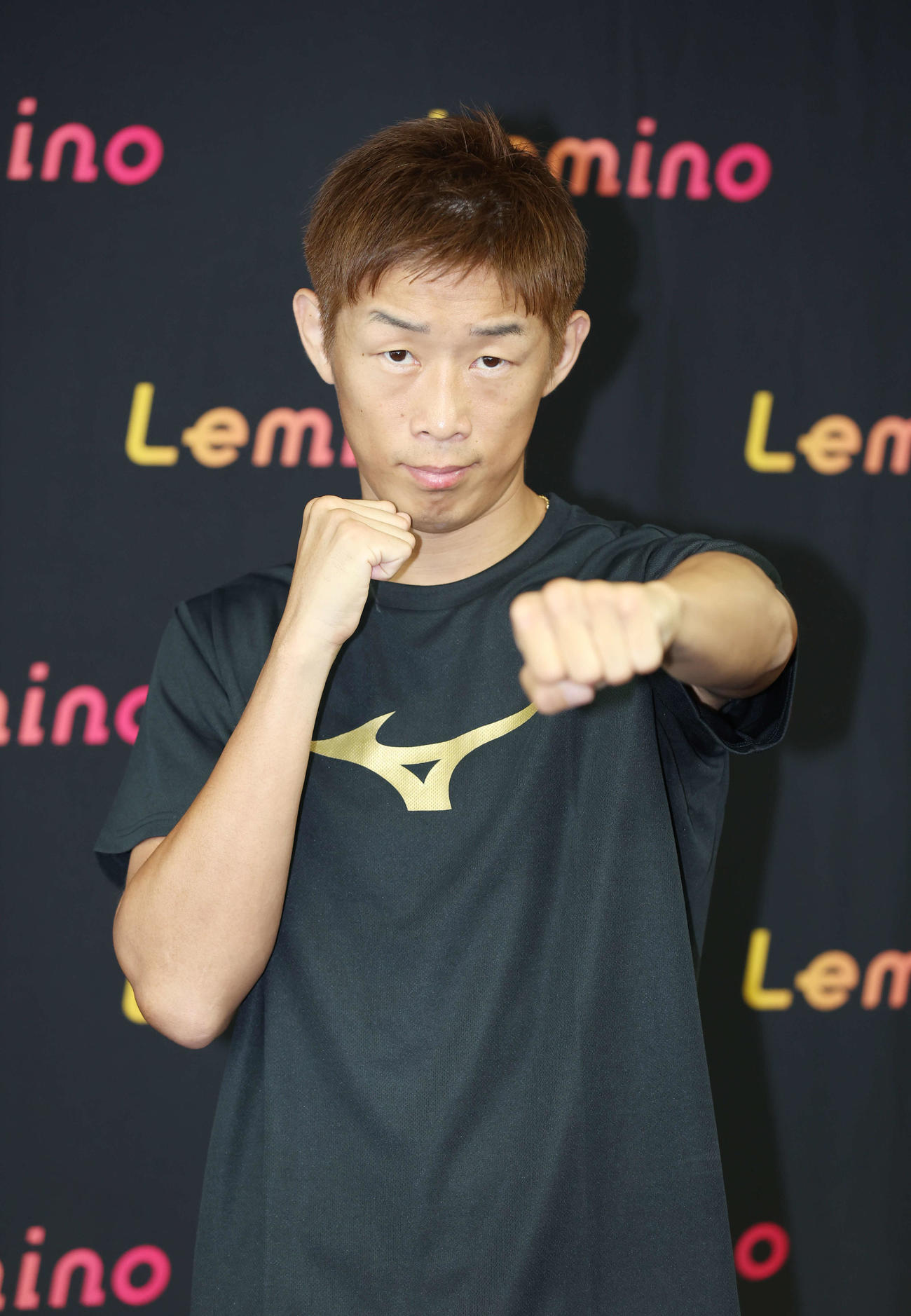 ファイティングポーズを決める清水（撮影・宮地輝）