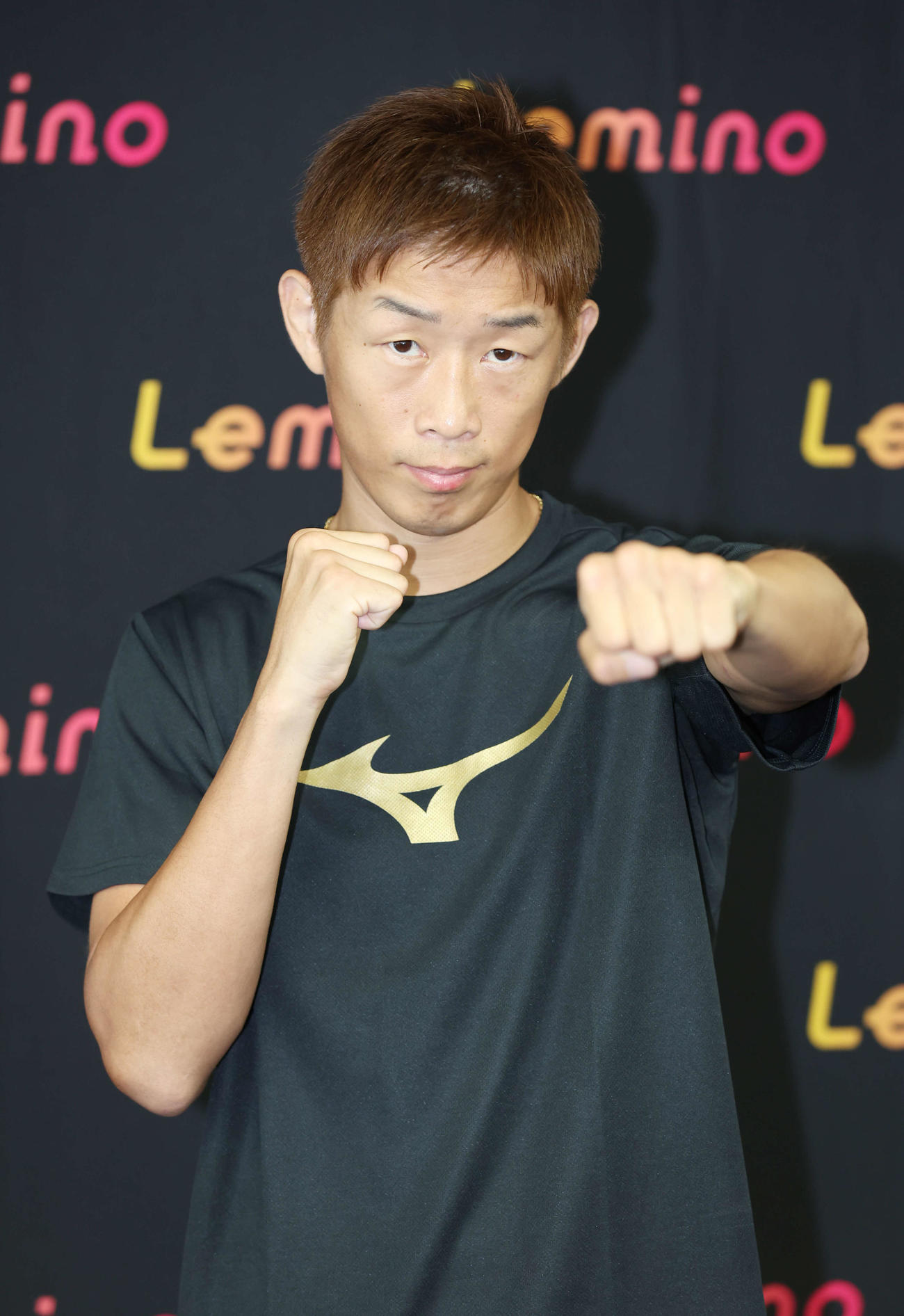 ファイティングポーズを決める清水（撮影・宮地輝）