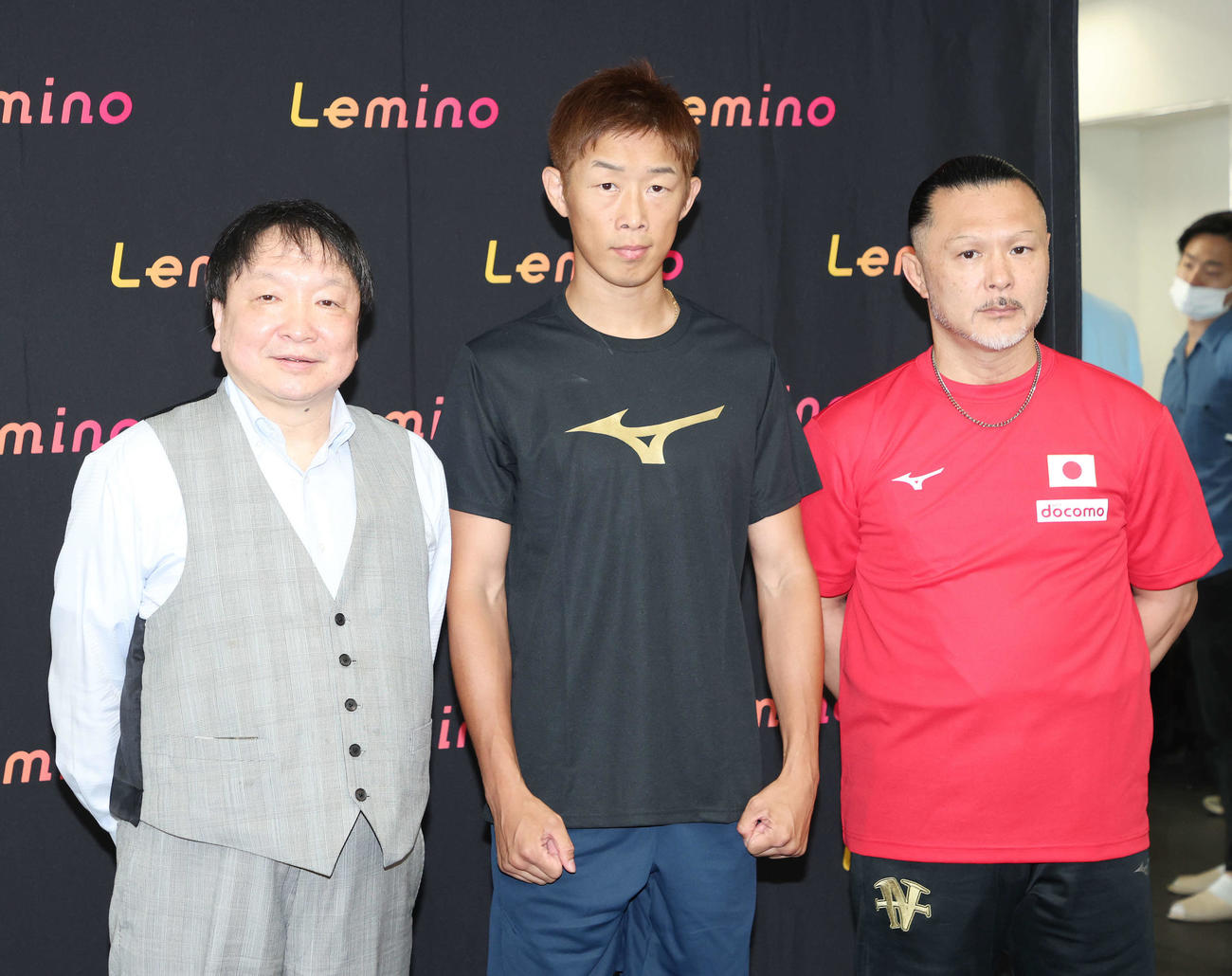 写真に納まる清水（中央）と大橋会長（左）と松本トレーナー（撮影・宮地輝）
