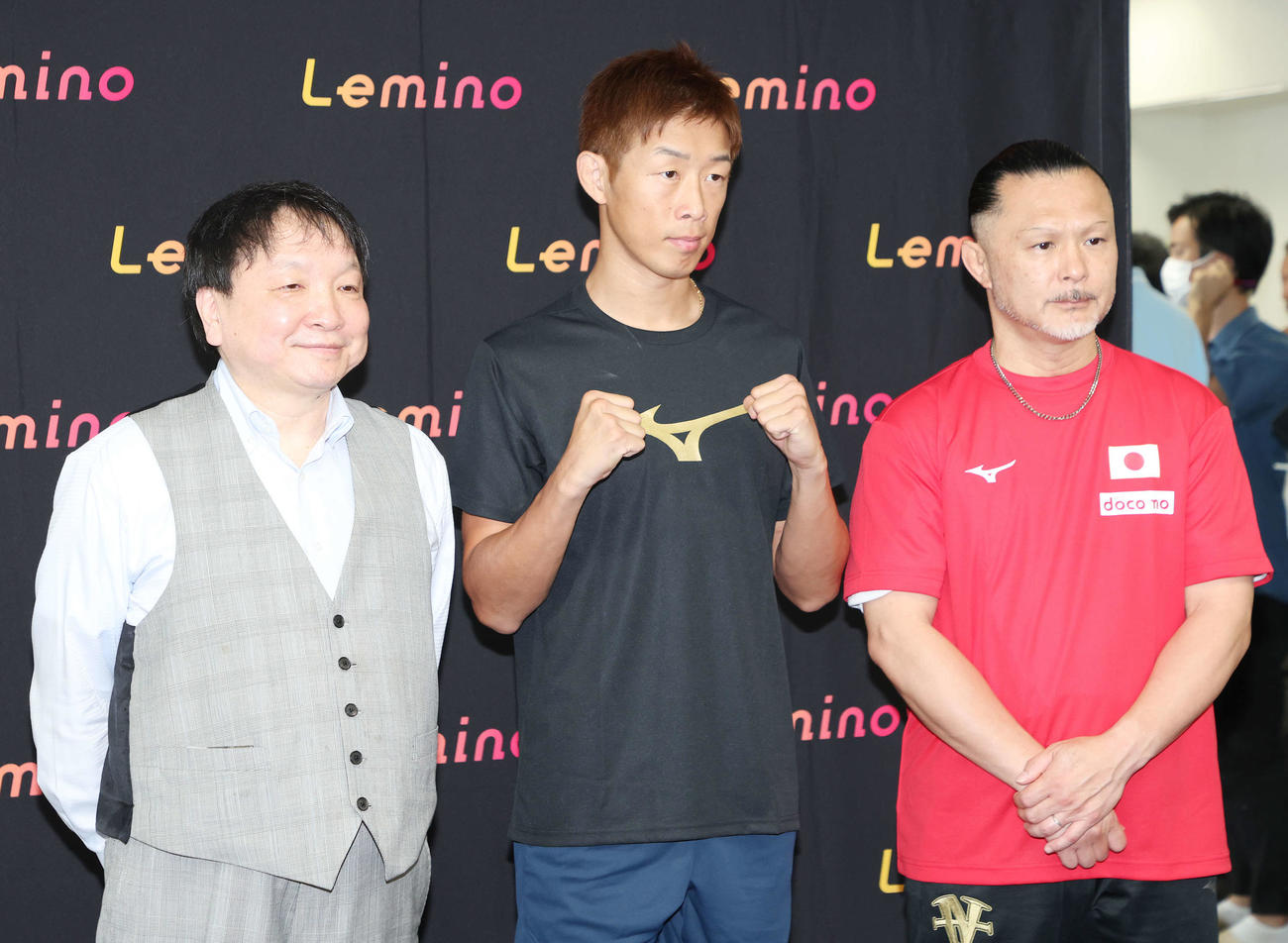 写真に納まる清水（中央）と大橋会長（左）と松本トレーナー（撮影・宮地輝）