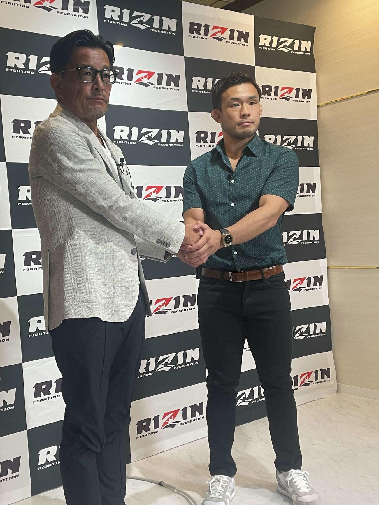 超RIZIN2大会を故障で欠場する朝倉海の代役として参戦する扇久保博正（右）は、RIZIN榊原信行CEOと握手する