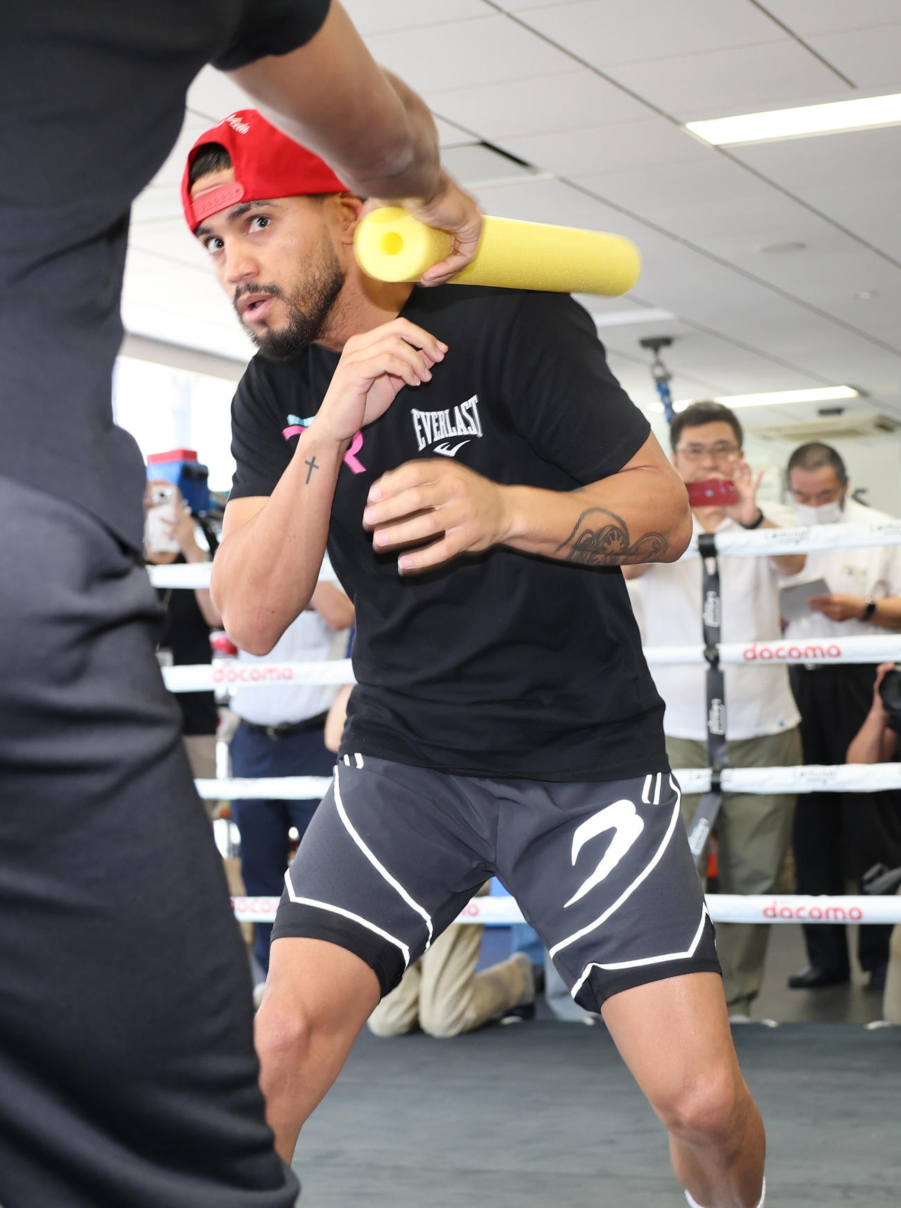 練習を公開したWBO世界フェザー級のラミレス（撮影・野上伸悟）