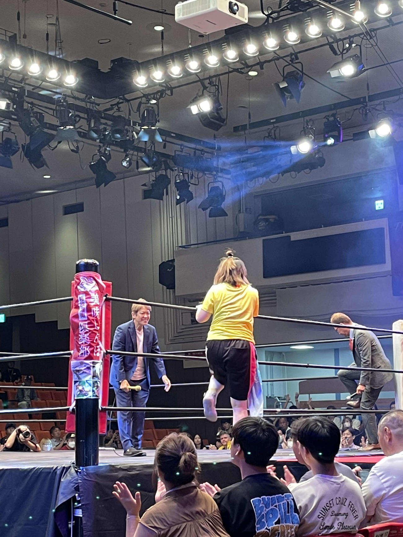 ジャガー横田デビュー47周年記念興行のスペシャルゲストとしてリング上に登場したライオネス飛鳥（左）