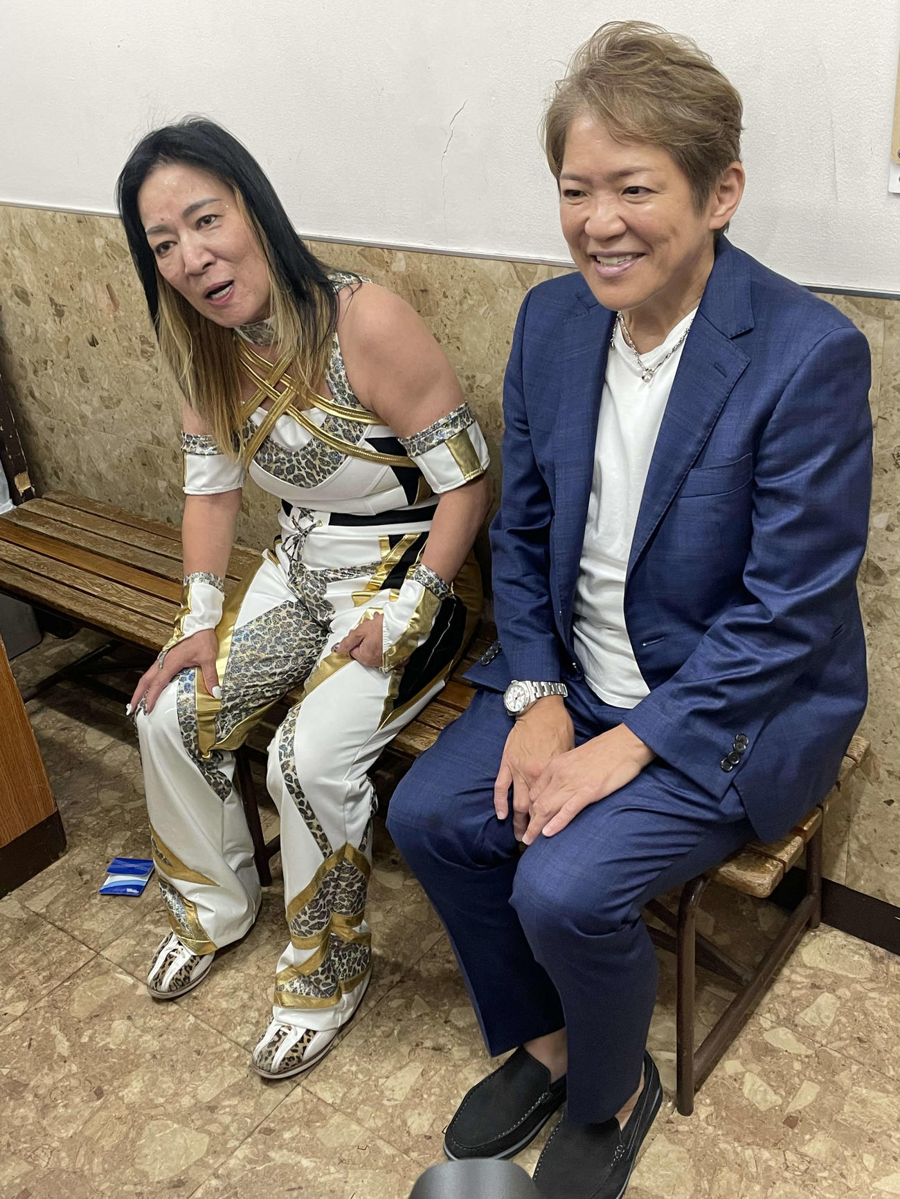 メインイベントで勝利後、バックステージでライオネス飛鳥（右）と取材に応じるジャガー横田
