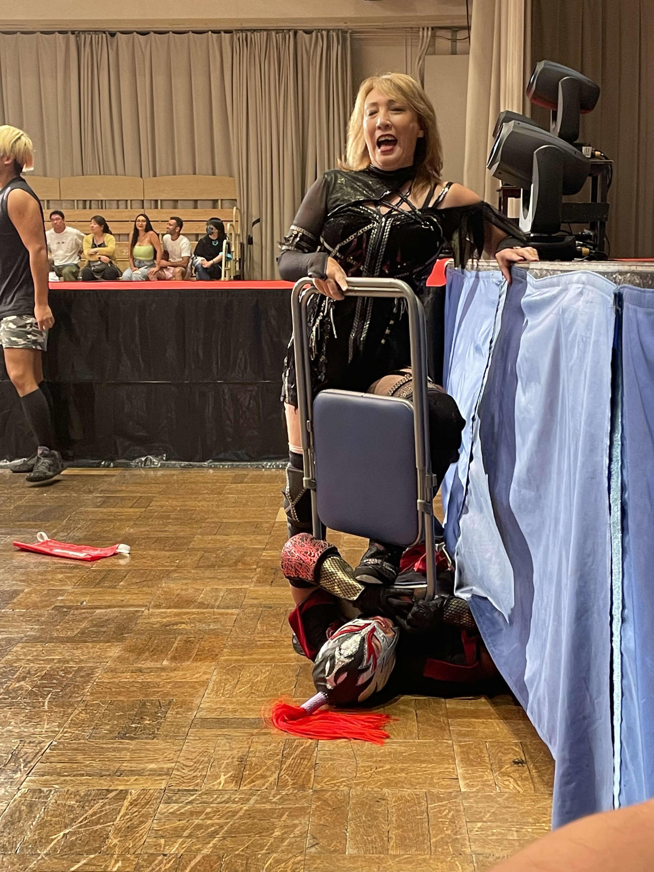 場外で、パイプ椅子攻撃をしかける尾崎魔弓