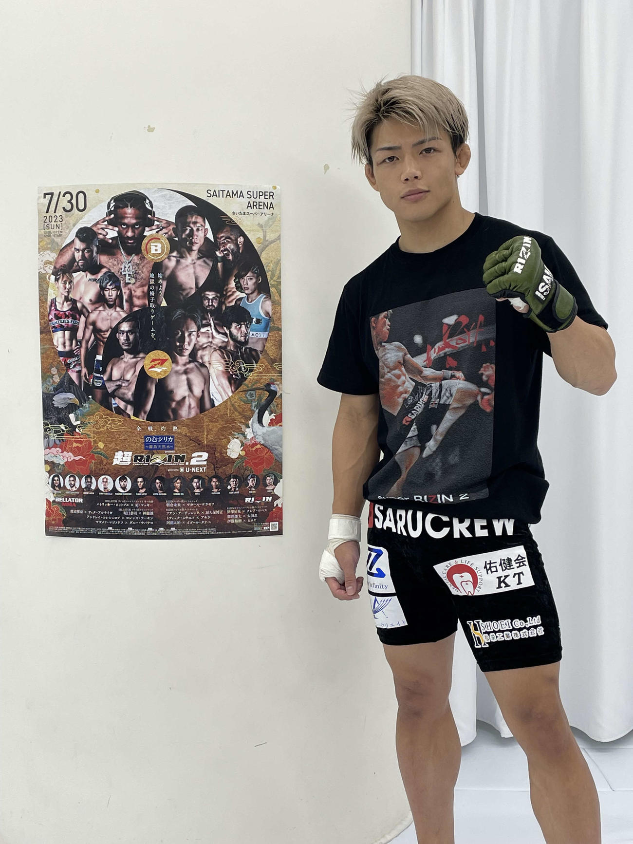 公開練習後に、超RIZIN2大会のポスターの前で撮影に応じるヒロヤ