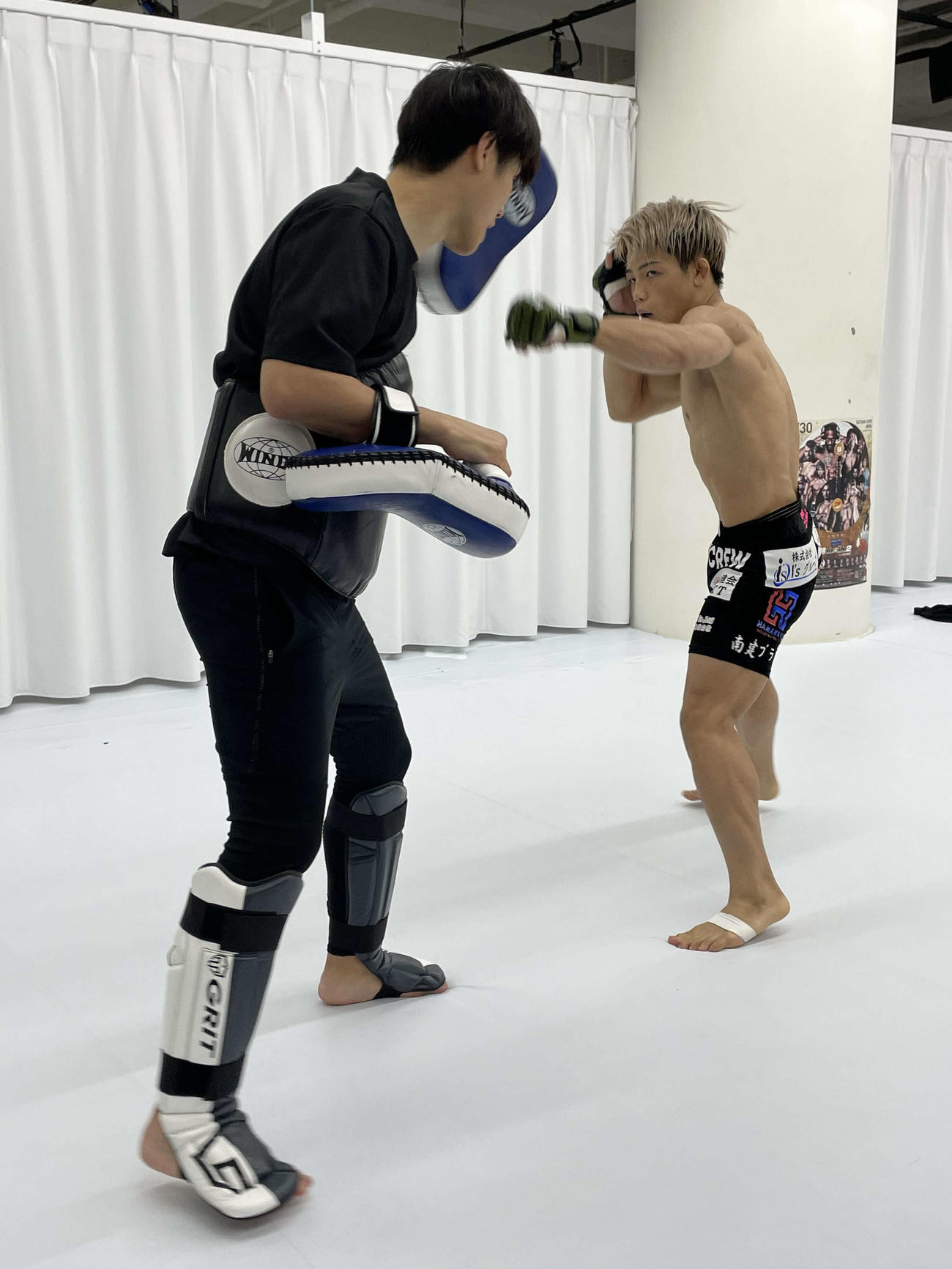 超RIZIN2大会へ向けた公開練習でミットに強烈なパンチを打ち込むヒロヤ