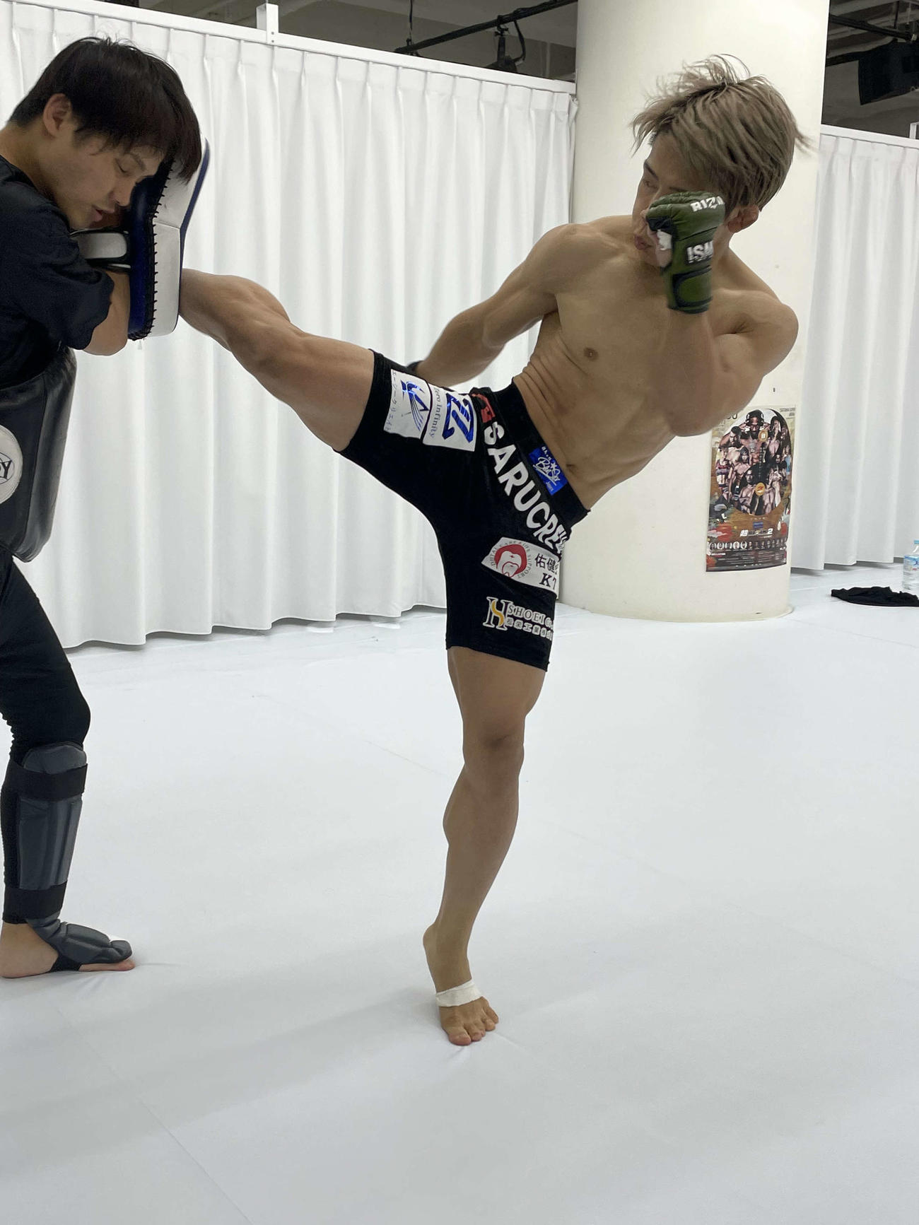 超RIZIN2大会へ向けた公開練習でミットにハイキックを蹴り込むヒロヤ