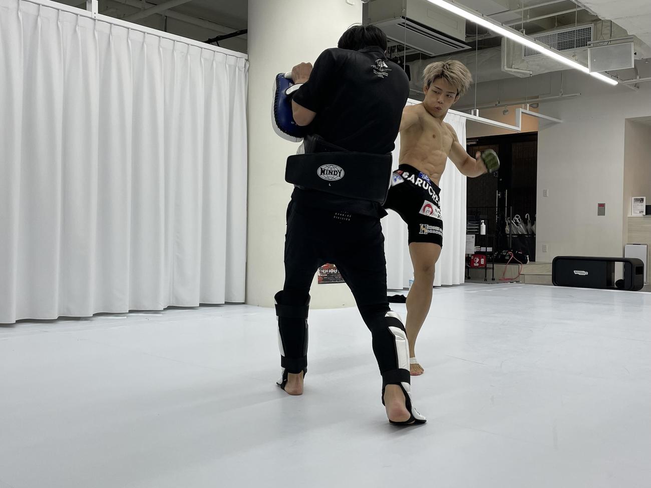 超RIZIN2大会へ向けた公開練習でミットに強烈な蹴りを披露するヒロヤ