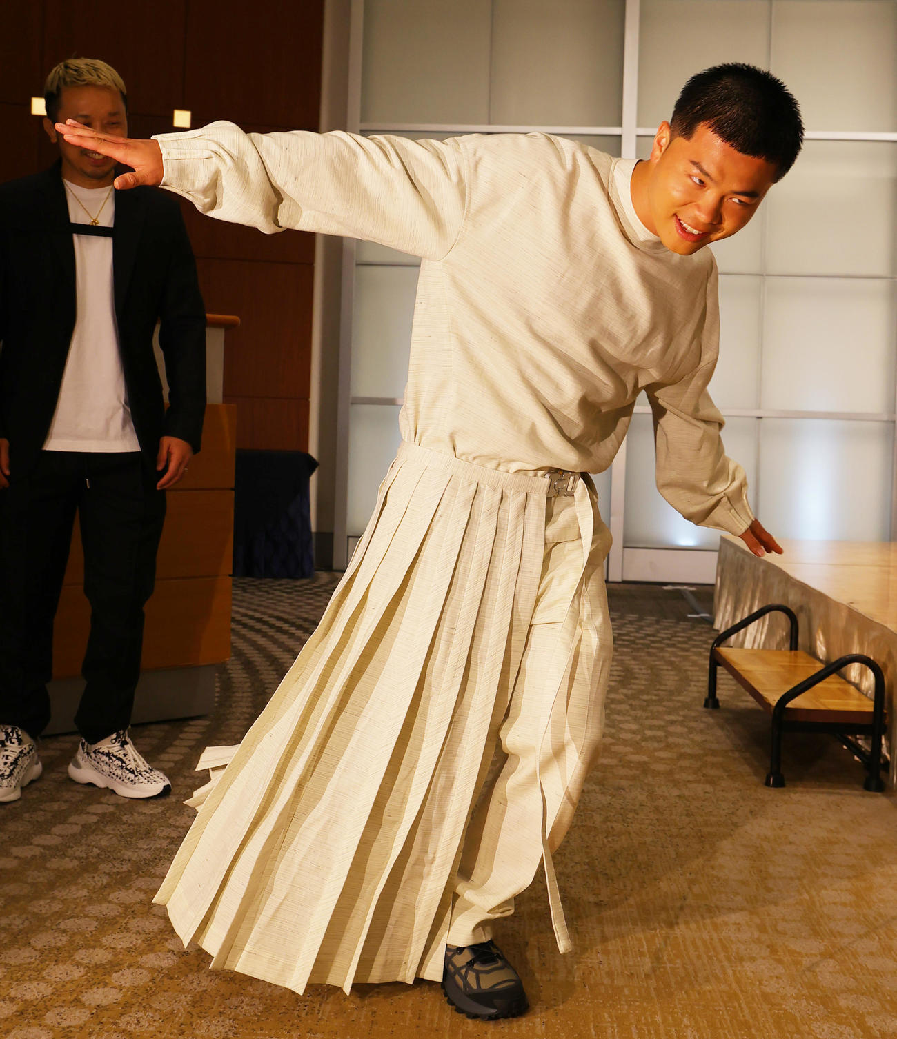 エジプトの神をイメージした衣装で会見に臨んだ那須川天心（撮影・野上伸悟）