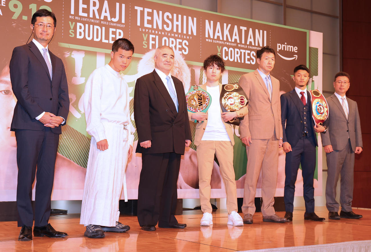 対戦カード発表会見を行った左からプライム・ビデオジャパンカントリーマネジャーの児玉氏、那須川、帝拳ジム浜田代表、寺地、B．M．Bジム寺地会長、中谷、M．Tジム村野会長（撮影・野上伸悟　）