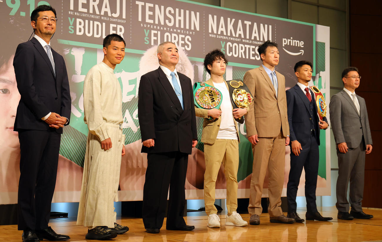 対戦カード発表会見を行った左からプライム・ビデオジャパンカントリーマネジャーの児玉氏、那須川、帝拳ジム浜田代表、寺地、B．M．Bジム寺地会長、中谷、M．Tジム村野会長（撮影・野上伸悟　）