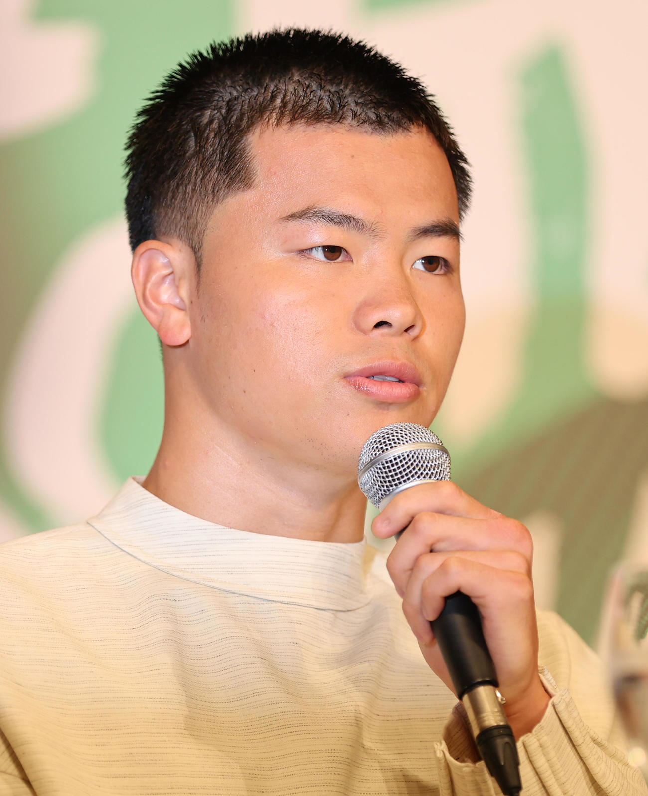 会見に臨む那須川天心（撮影・野上伸悟）