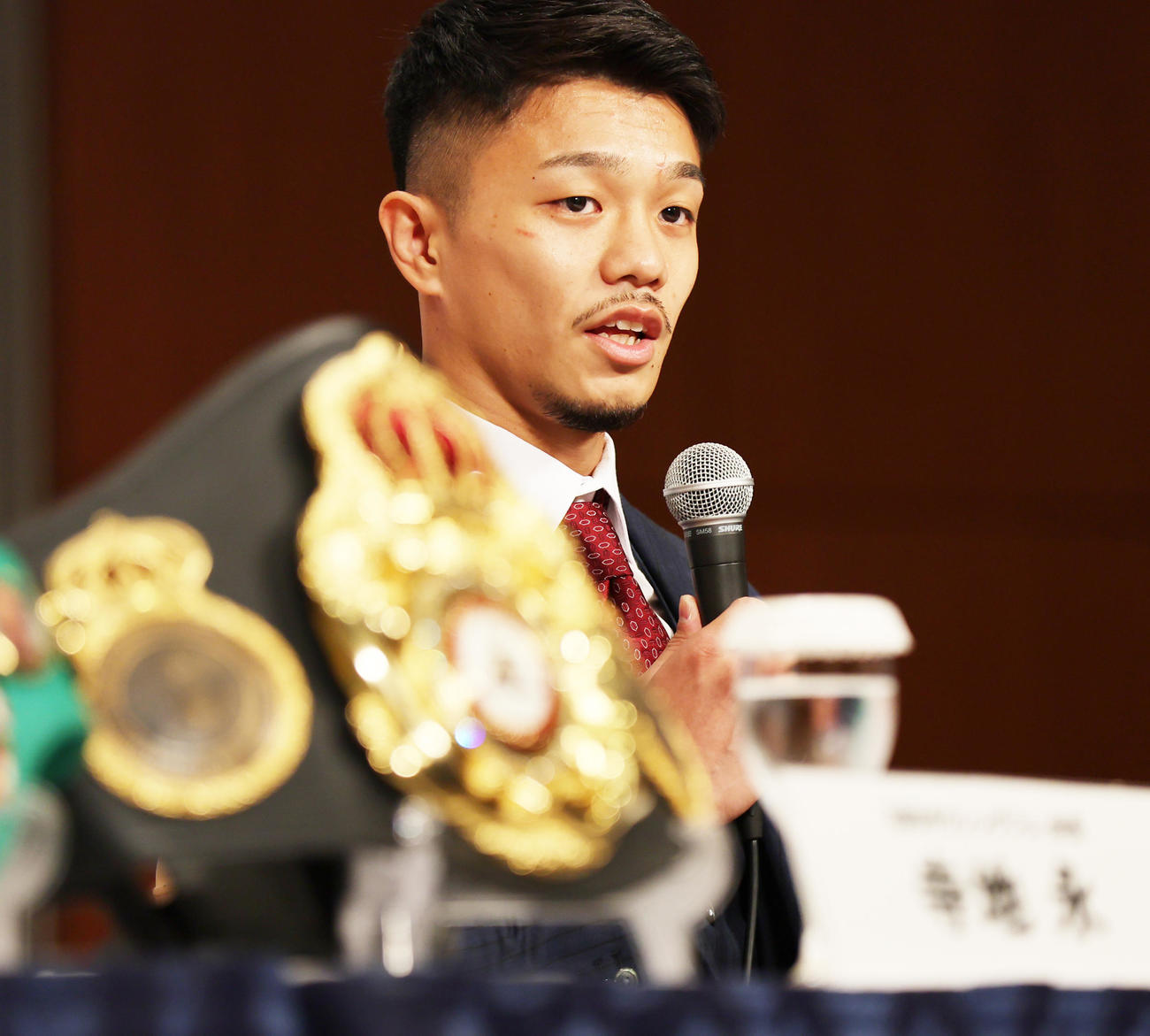 対戦カード発表会見に臨んだWBO世界スーパーフライ級王者の中谷（撮影・野上伸悟）