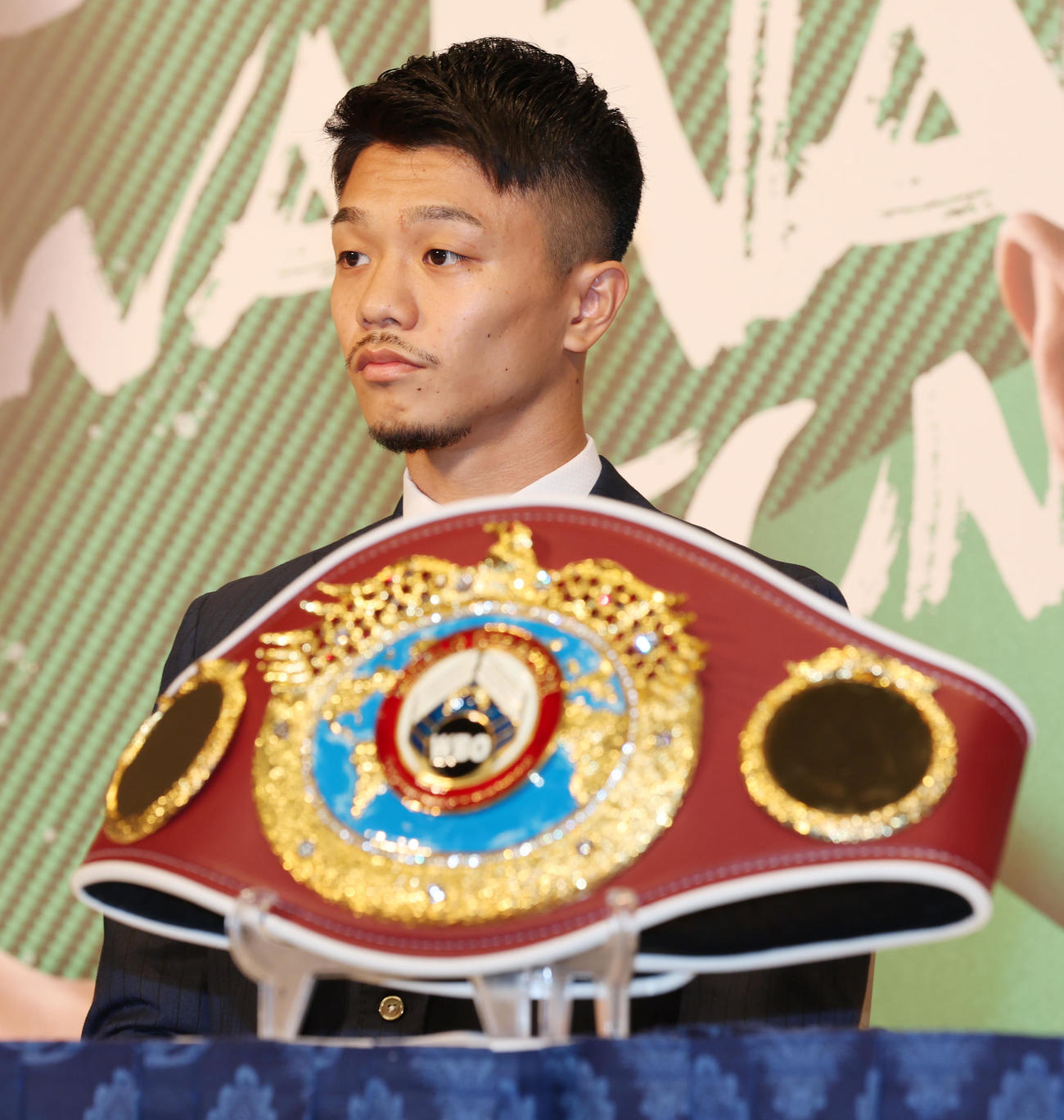 対戦カード発表会見に臨んだWBO世界スーパーフライ級王者の中谷（撮影・野上伸悟）