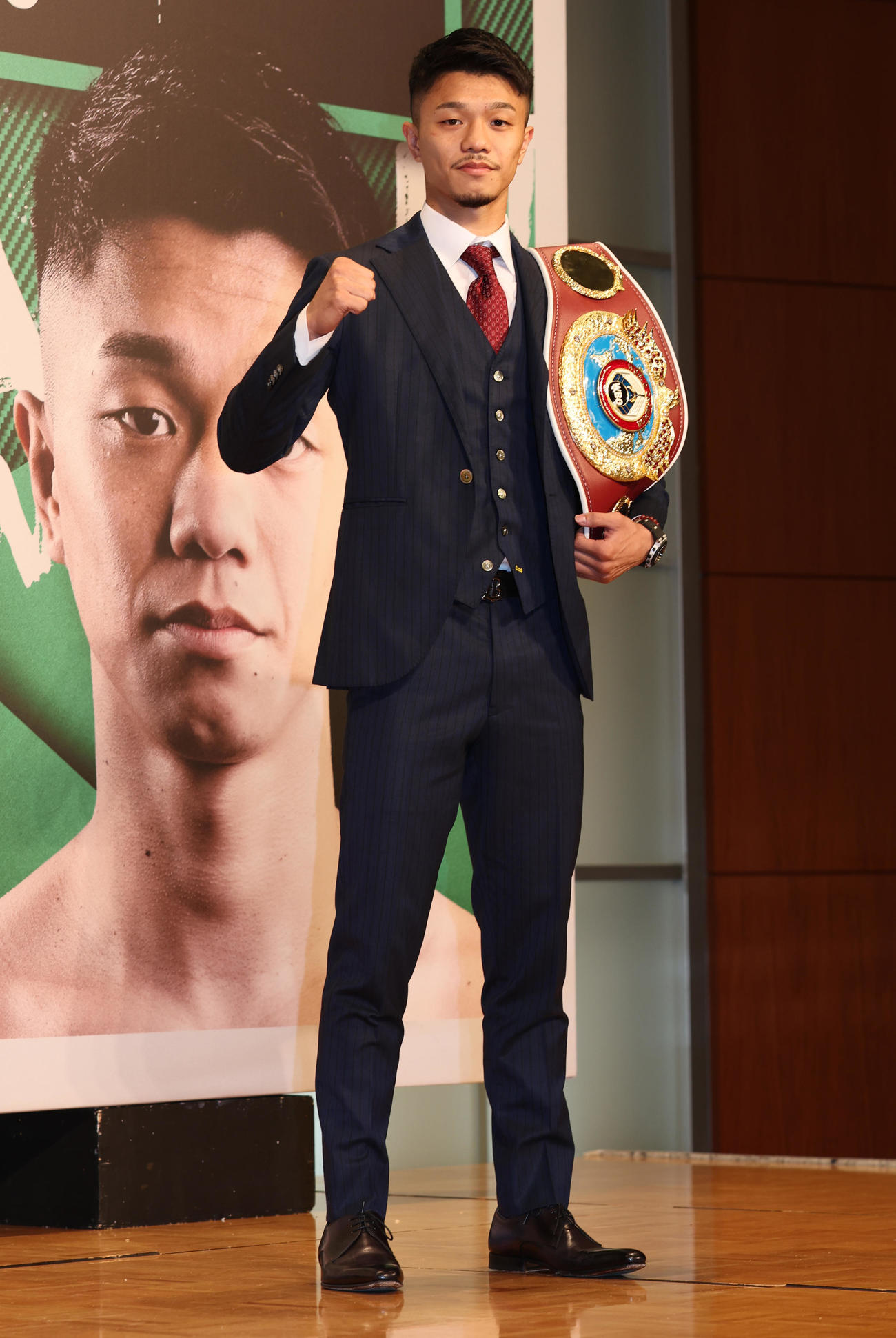 対戦カード発表会見に臨んだWBO世界スーパーフライ級王者の中谷（撮影・野上伸悟）