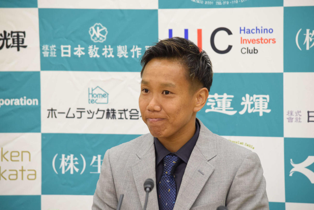 会見を開いた真道ゴー（撮影・阪口孝志）
