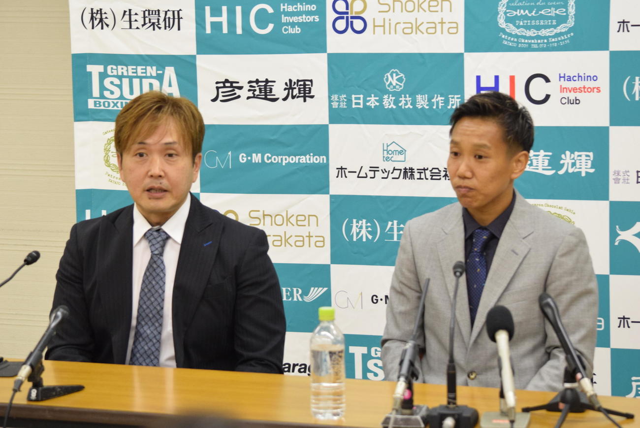 会見を開いた真道ゴーと本石昌也会長（右）（撮影・阪口孝志）